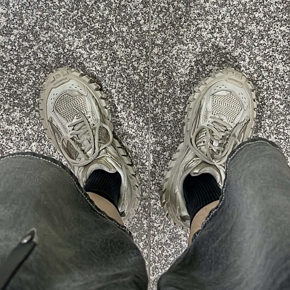 Balenciaga Defender Sneakers Beige 착용 스타일 - 1