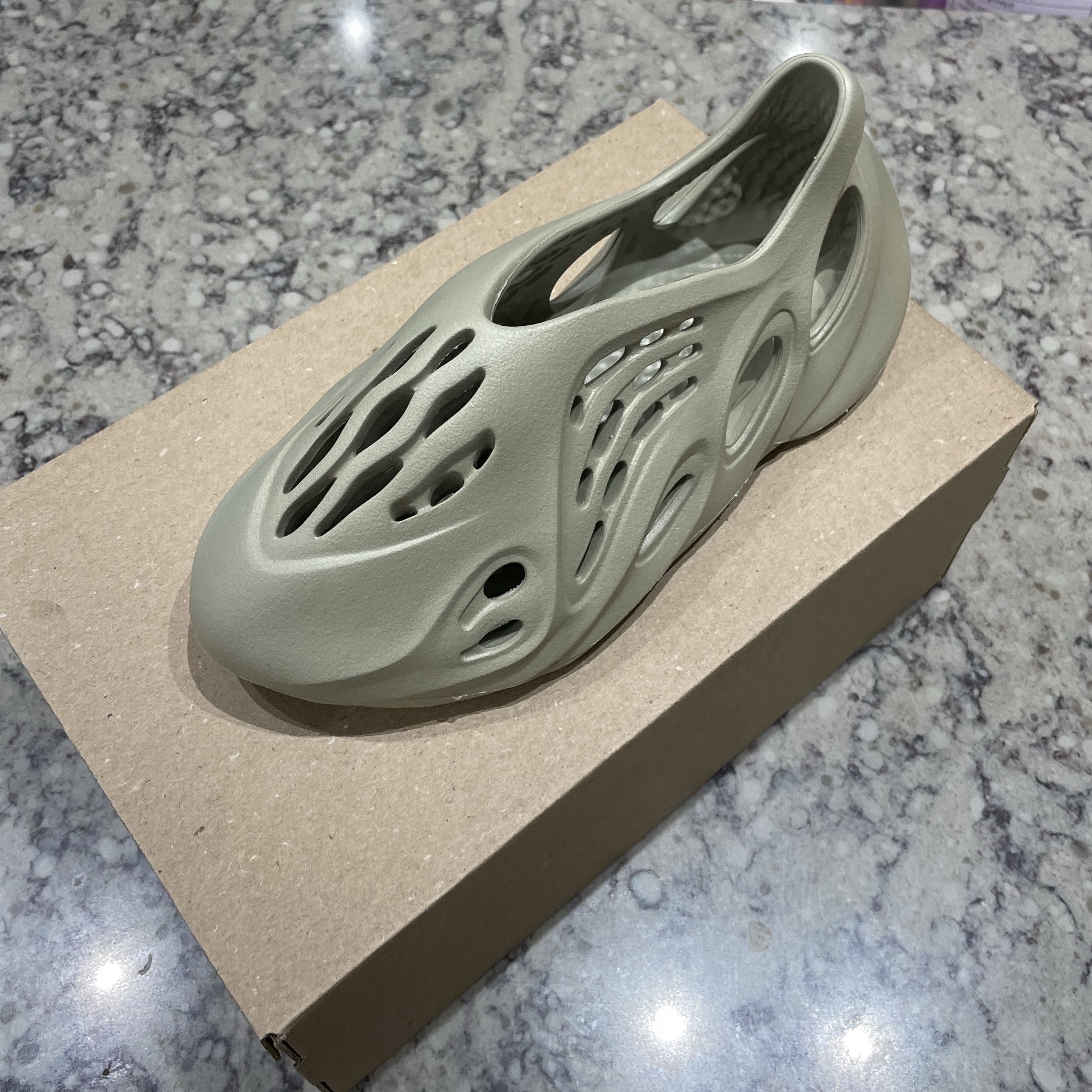 Adidas Yeezy Foam RNNR Stone Salt 착용 스타일