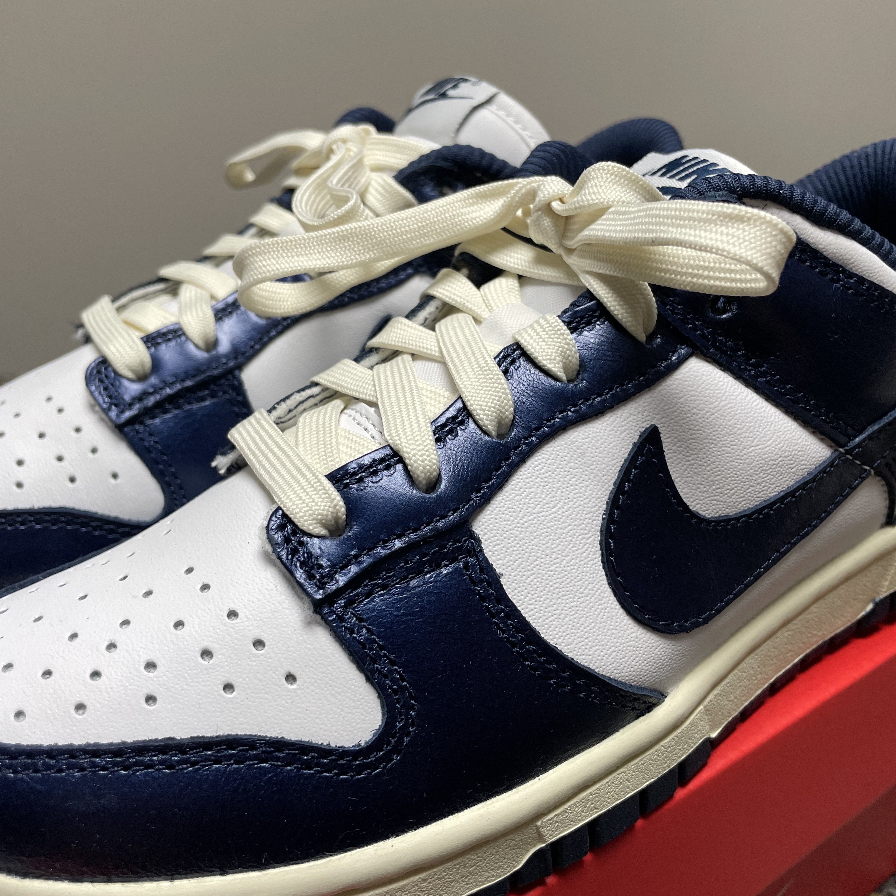 (W) Nike Dunk Low PRM Midnight Navy and White 착용 스타일 - 2