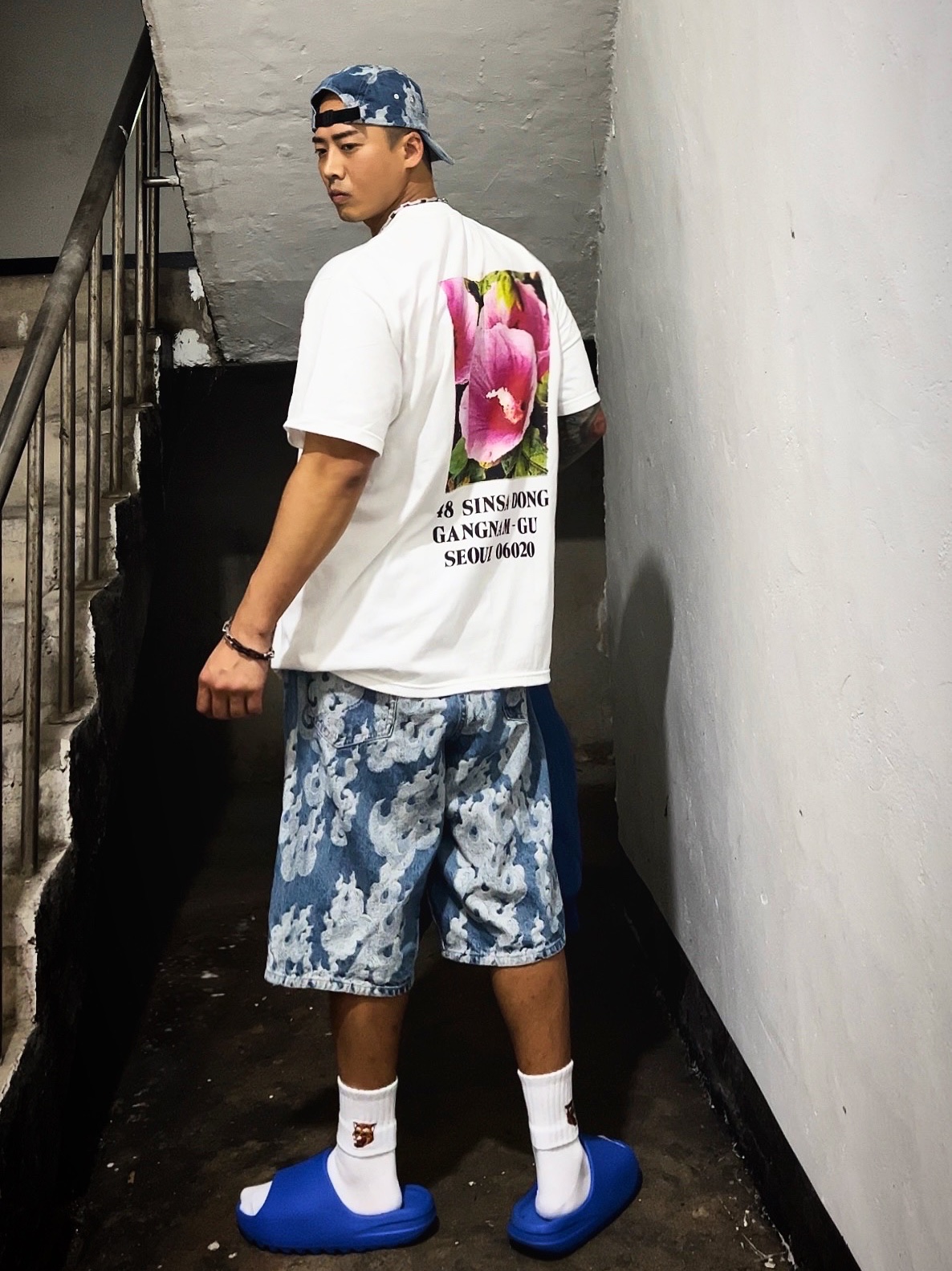 Supreme Flames Jacquard Denim Camp Cap Washed Indigo - 23SS, Supreme Flames Jacquard Baggy Denim Shorts Washed Indigo - 23SS 착용 스타일 - 1