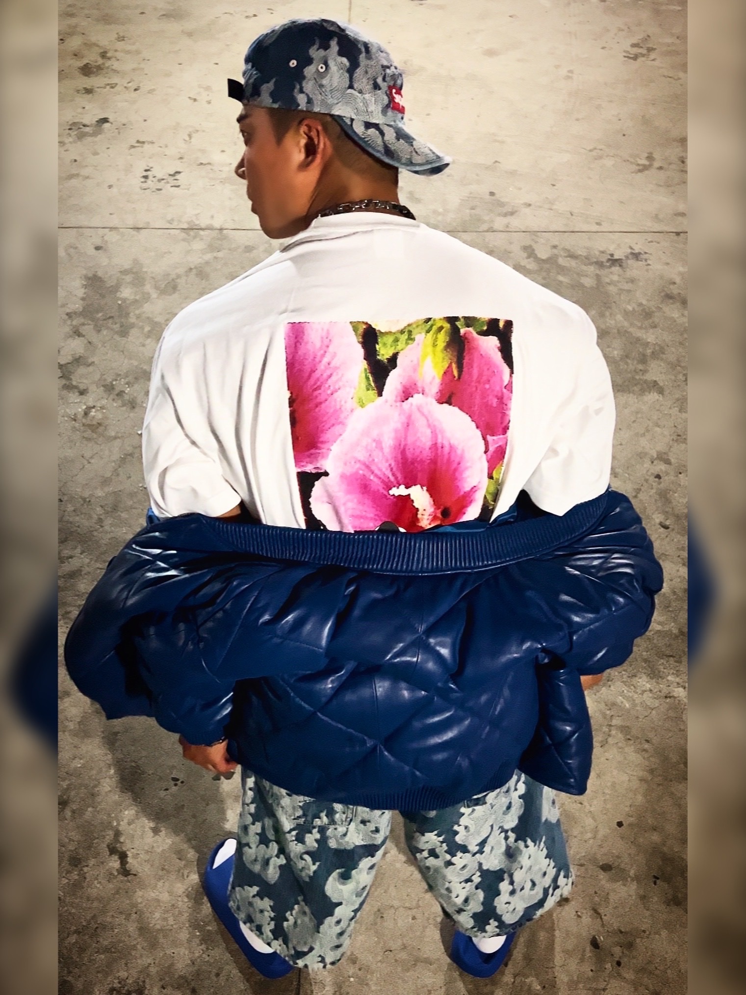 Supreme Flames Jacquard Denim Camp Cap Washed Indigo - 23SS, Supreme Flames Jacquard Baggy Denim Shorts Washed Indigo - 23SS 착용 스타일 - 1