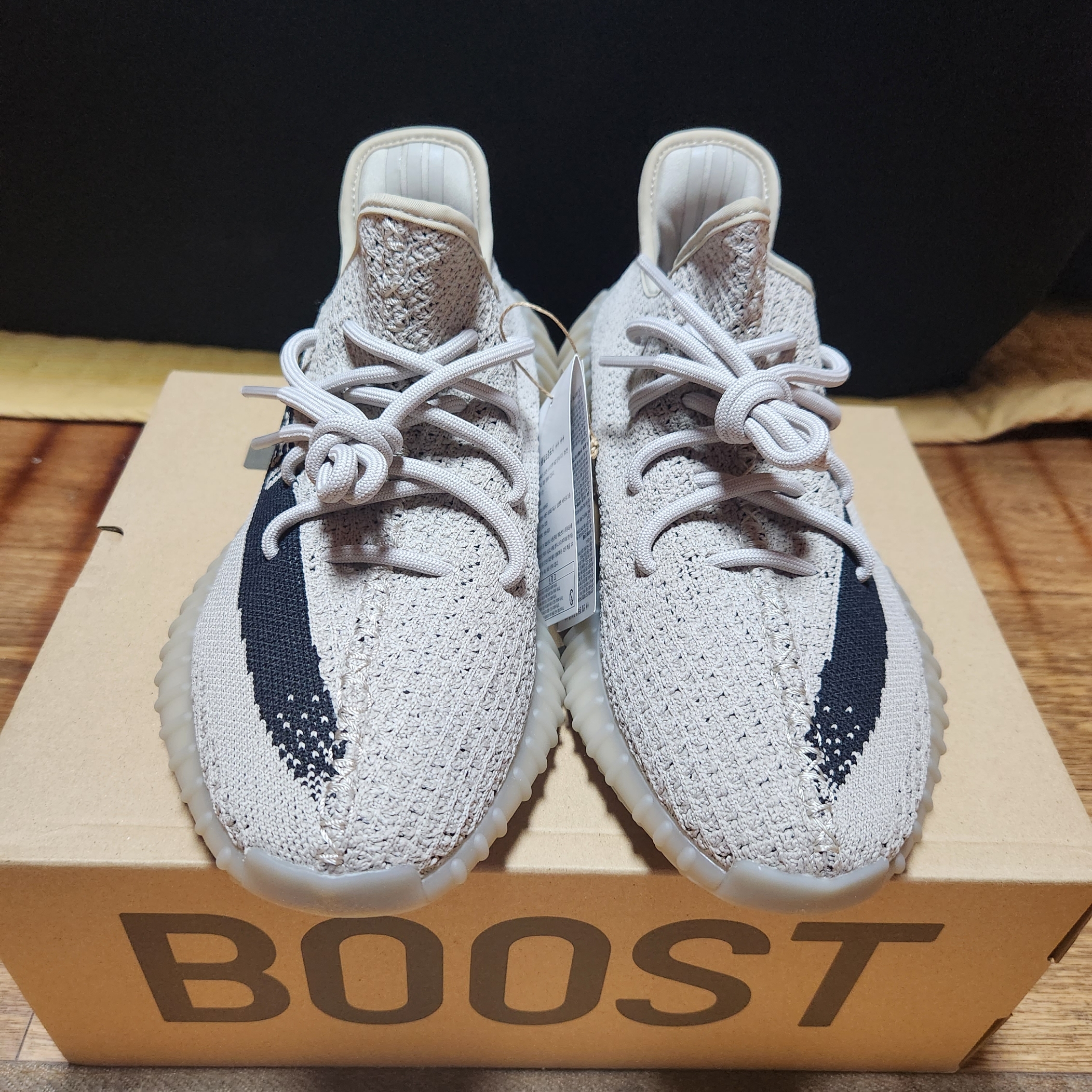 Adidas Yeezy Boost 350 V2 Slate Core Black 2022/2023 착용 스타일 - 1