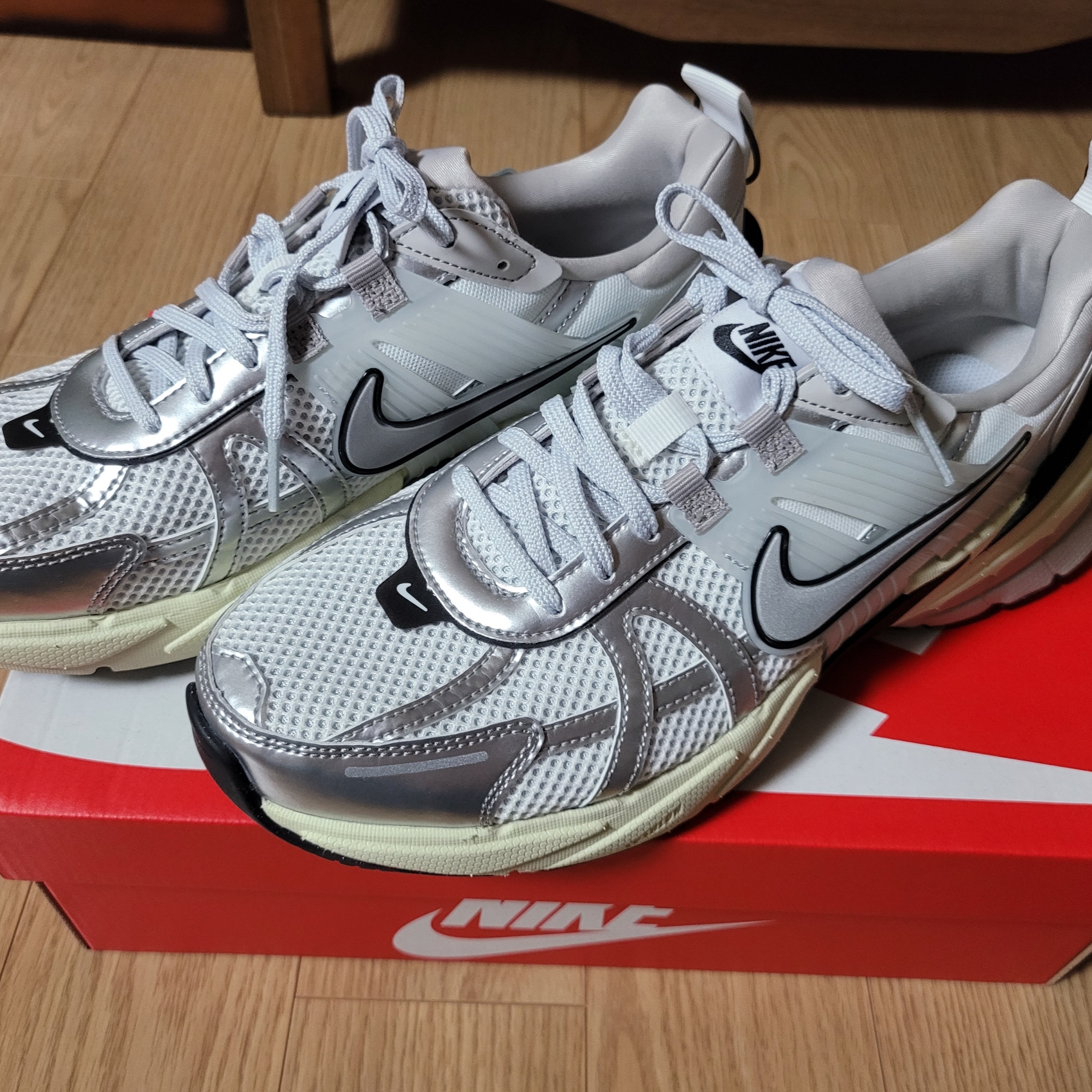 Nike V2K Run Summit White Metallic Silver 착용 스타일 - 1