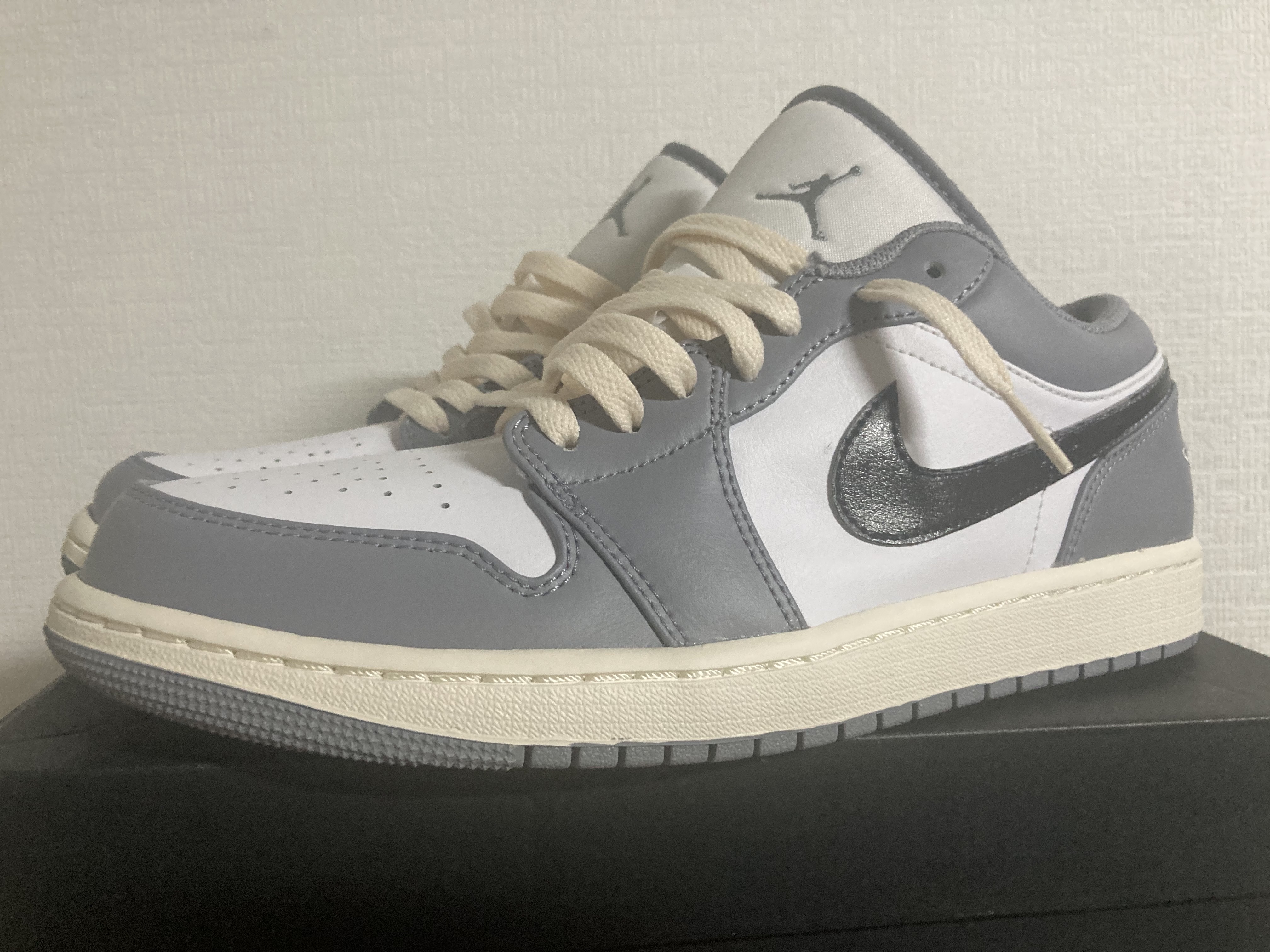 Jordan 1 Low Stealth and White 착용 스타일