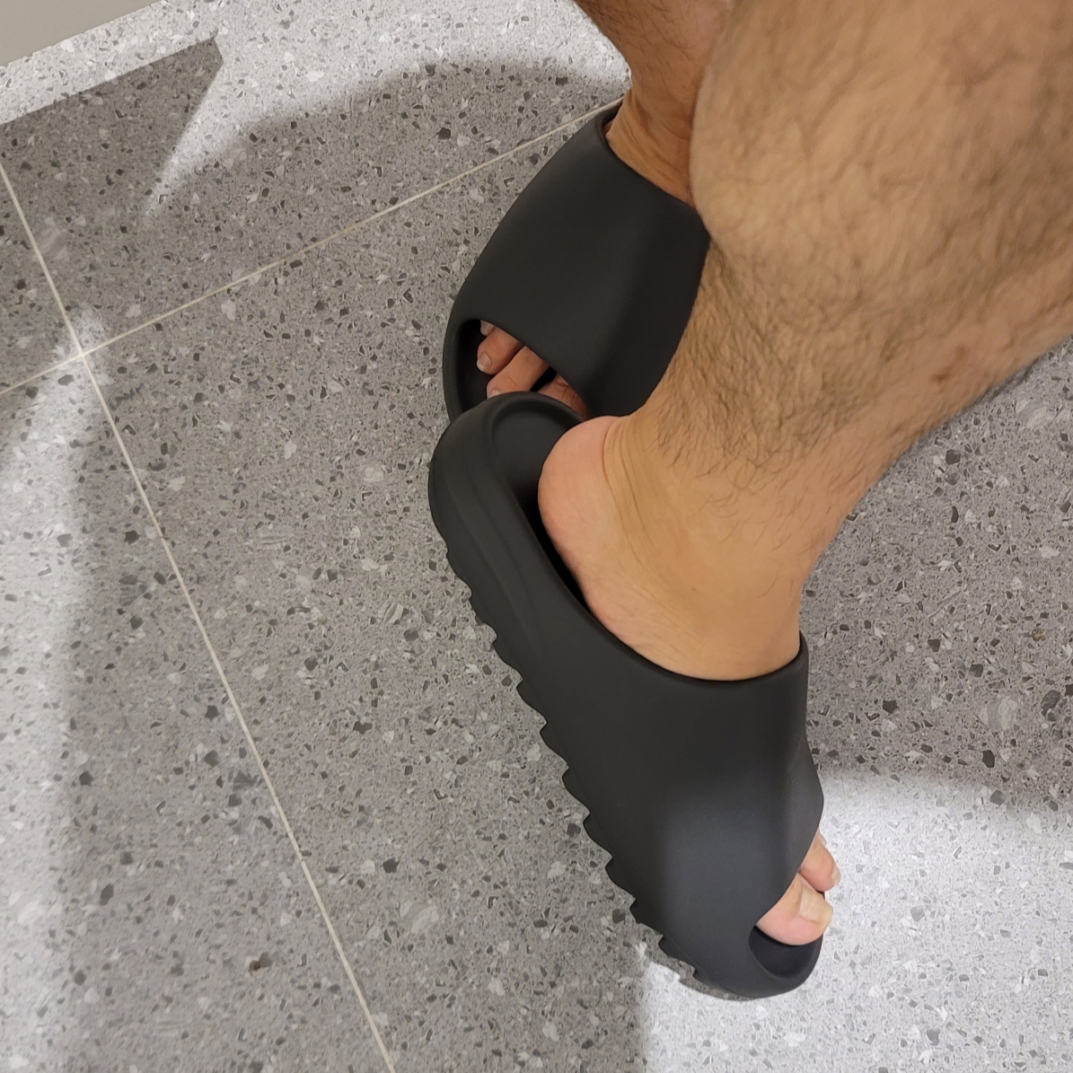 Adidas Yeezy Slide Onyx 착용 스타일 - 3