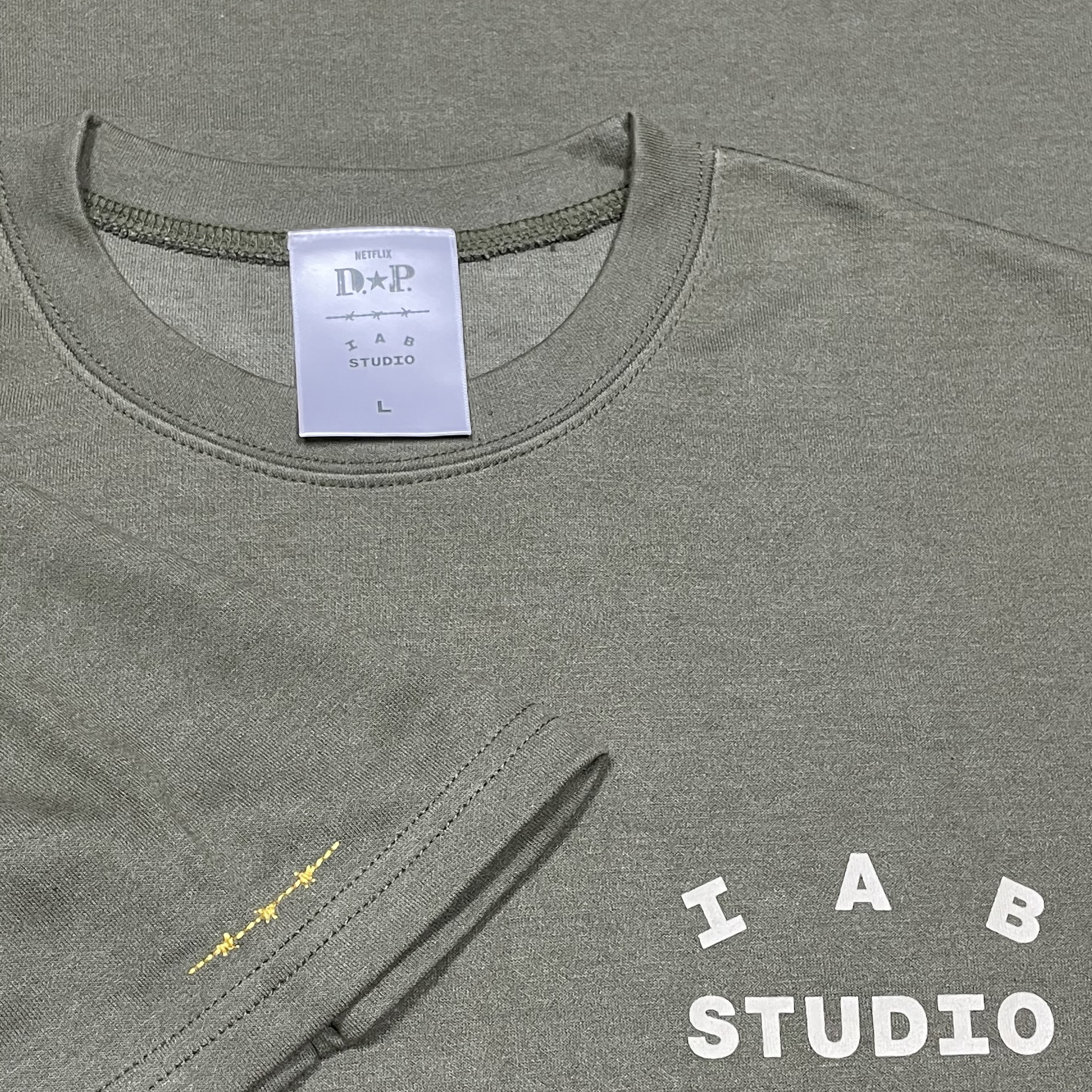 IAB Studio x D.P. T-Shirt Army Green 착용 스타일 - 3