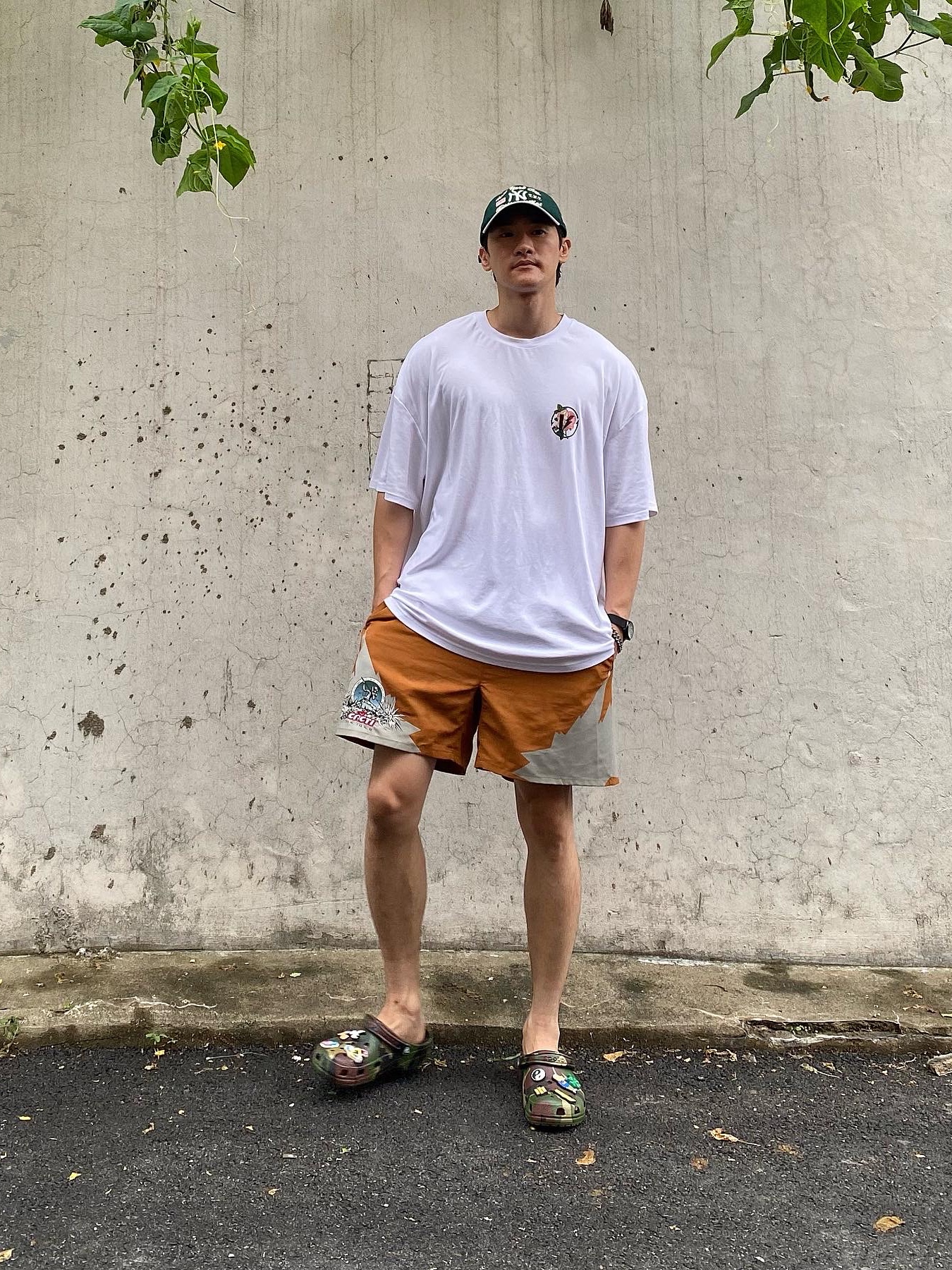 Crocs x Palace Classic Clog Woodland Camo 착용 스타일 - 3