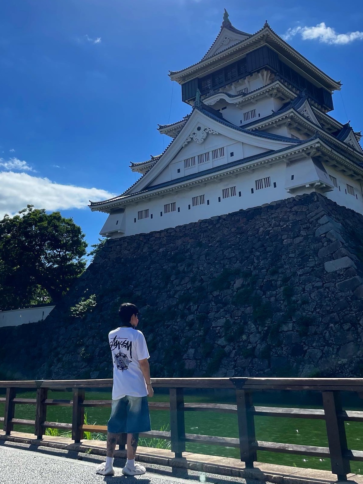 Stussy x Gang Starr Take It Personal T-Shirt White, Adidas Yeezy Foam RNNR Sand 착용 스타일 - 1