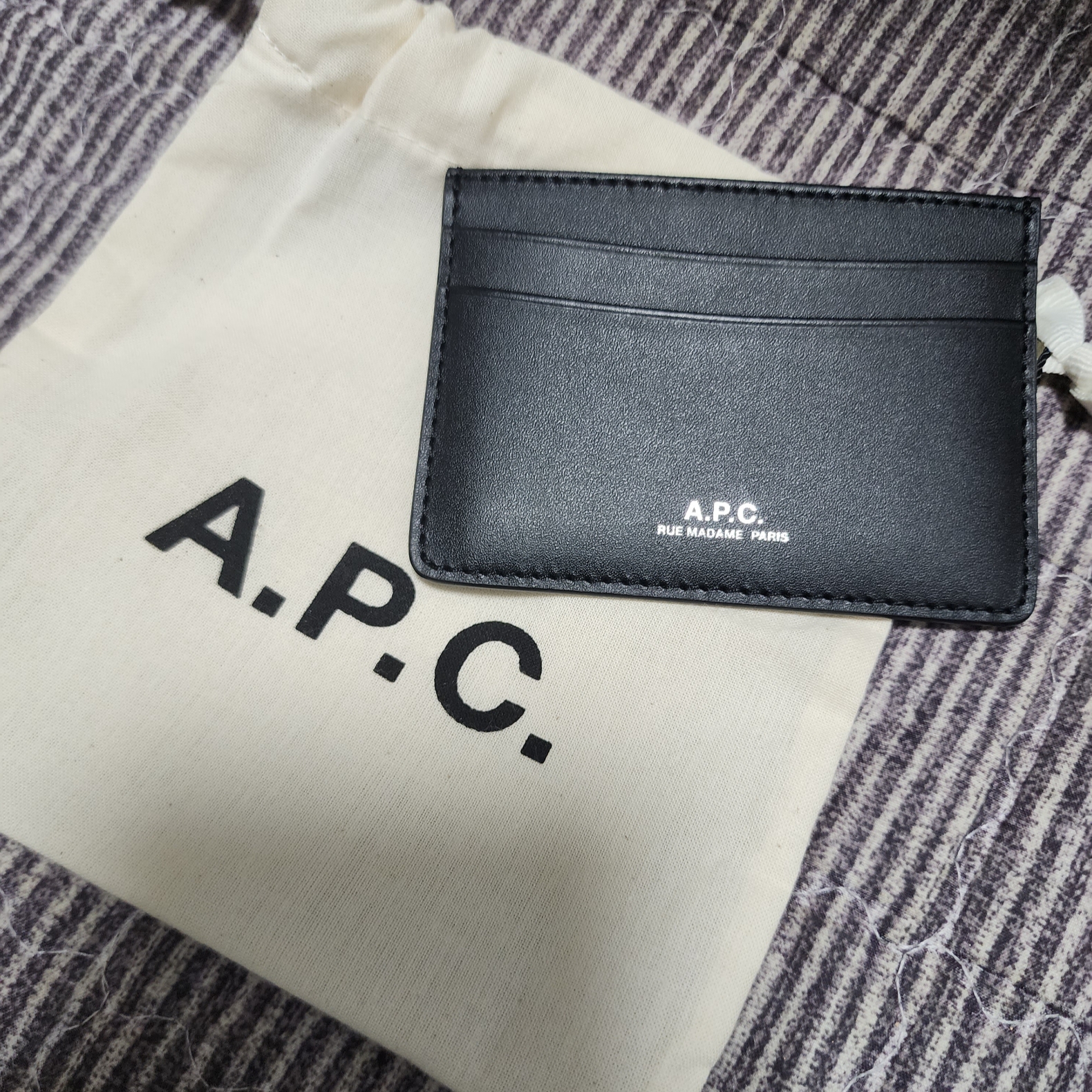 A.P.C. Andre Card Holder Black 착용 스타일
