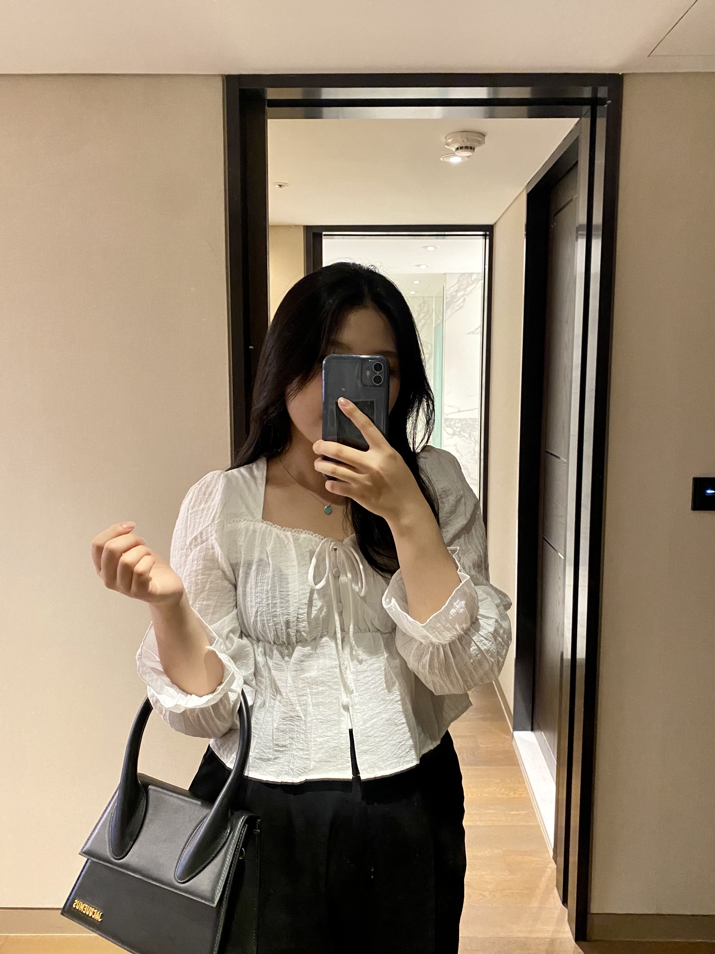 Jacquemus Le Grand Chiquito Large Leather Handbag Black 착용 스타일
