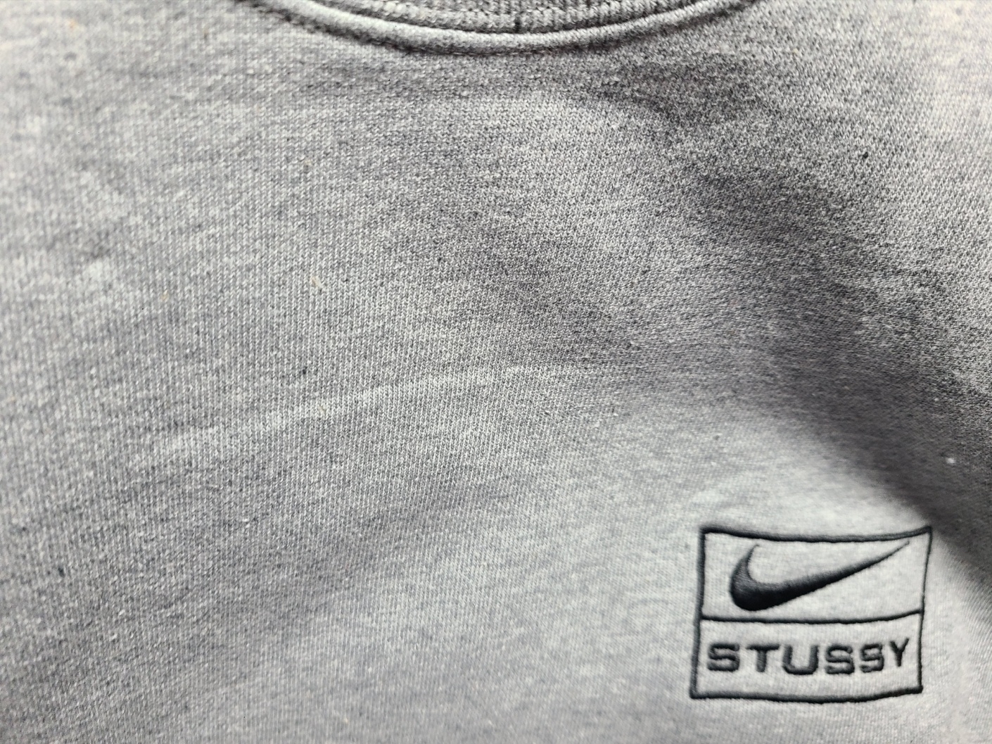 Nike x Stussy NRG Fleece Crewneck Dark Grey Heather (DO9337-063) 착용 스타일