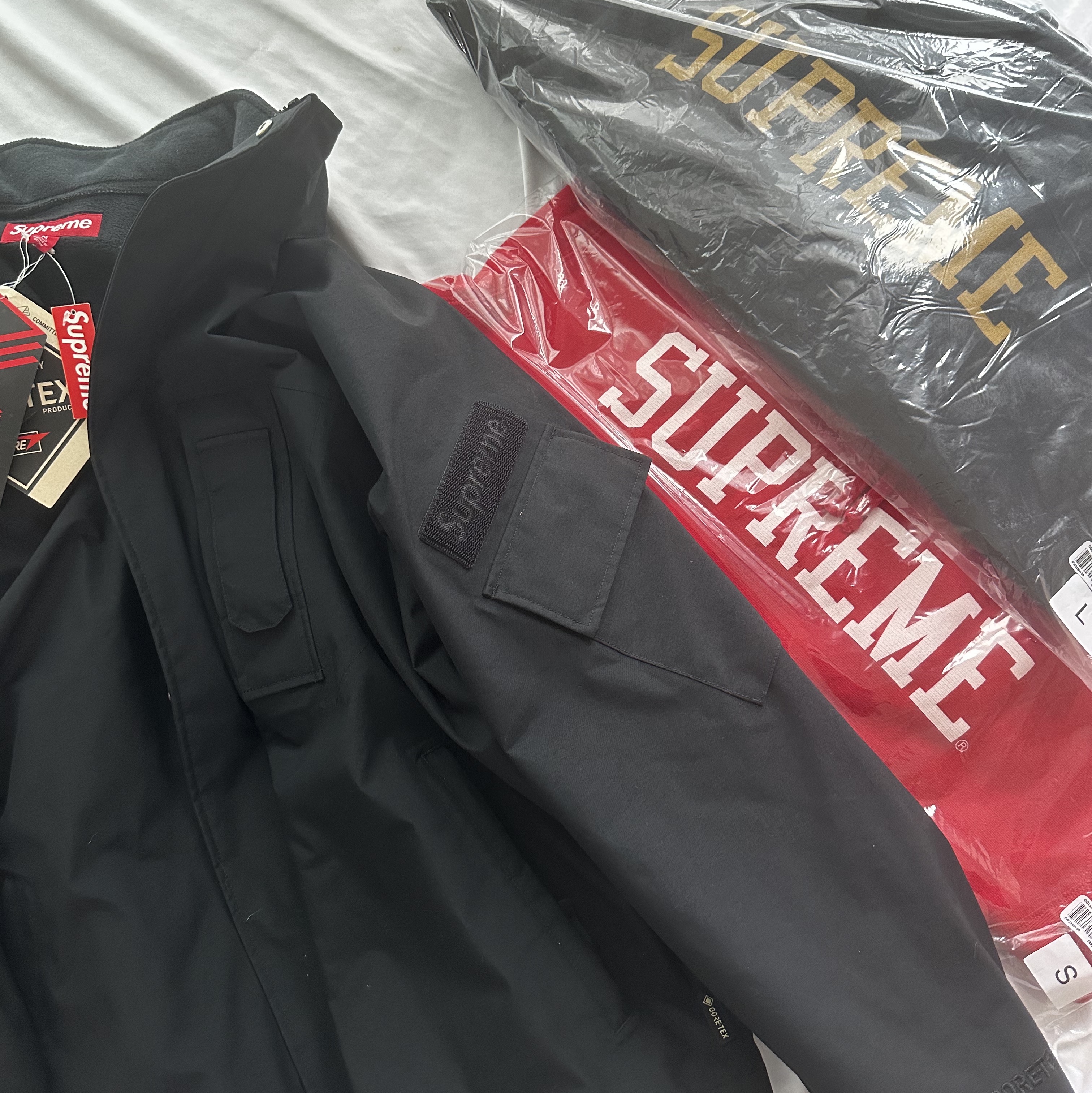 Supreme Varsity Hooded Sweatshirt Black - 23FW, Supreme Varsity Hooded Sweatshirt Red - 23FW 착용 스타일