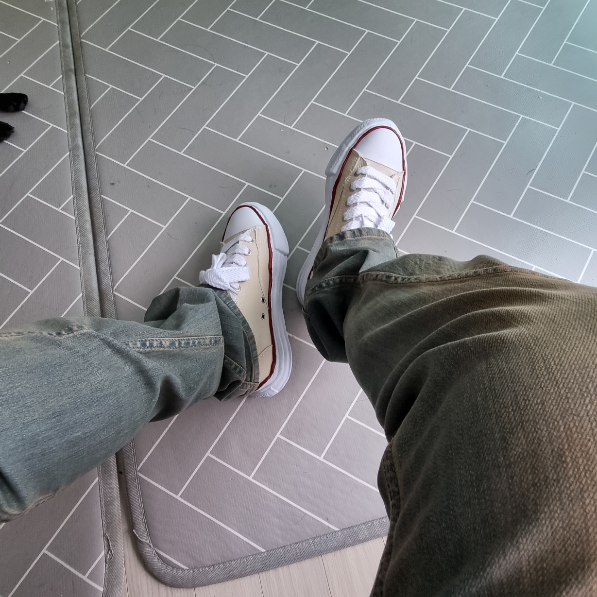 Maison Mihara Yasuhiro Peterson OG Sole Canvas Low-top Sneakers Natural 착용 스타일 - 2