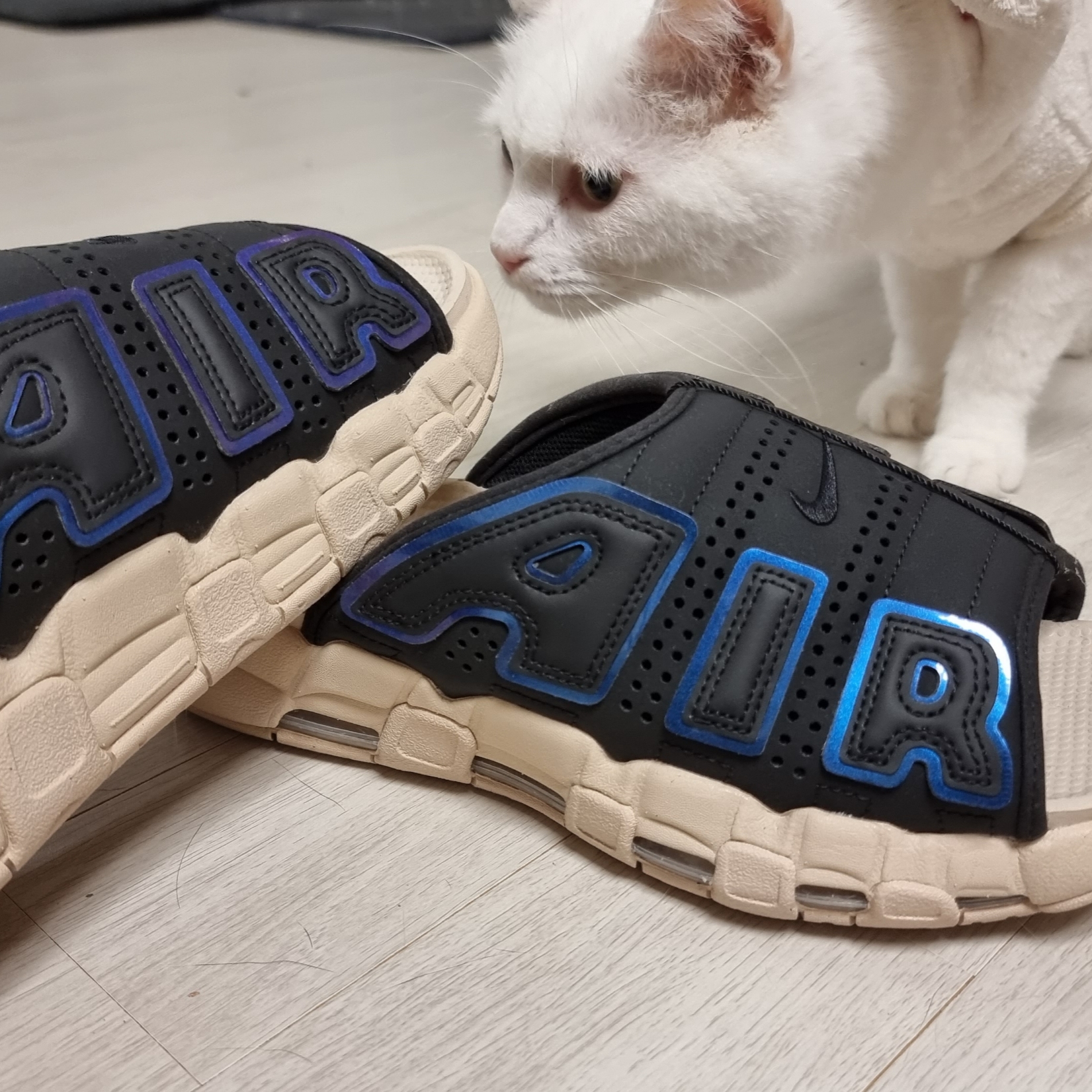 Nike Air More Uptempo Slide Black Sanddrift 착용 스타일 - 1
