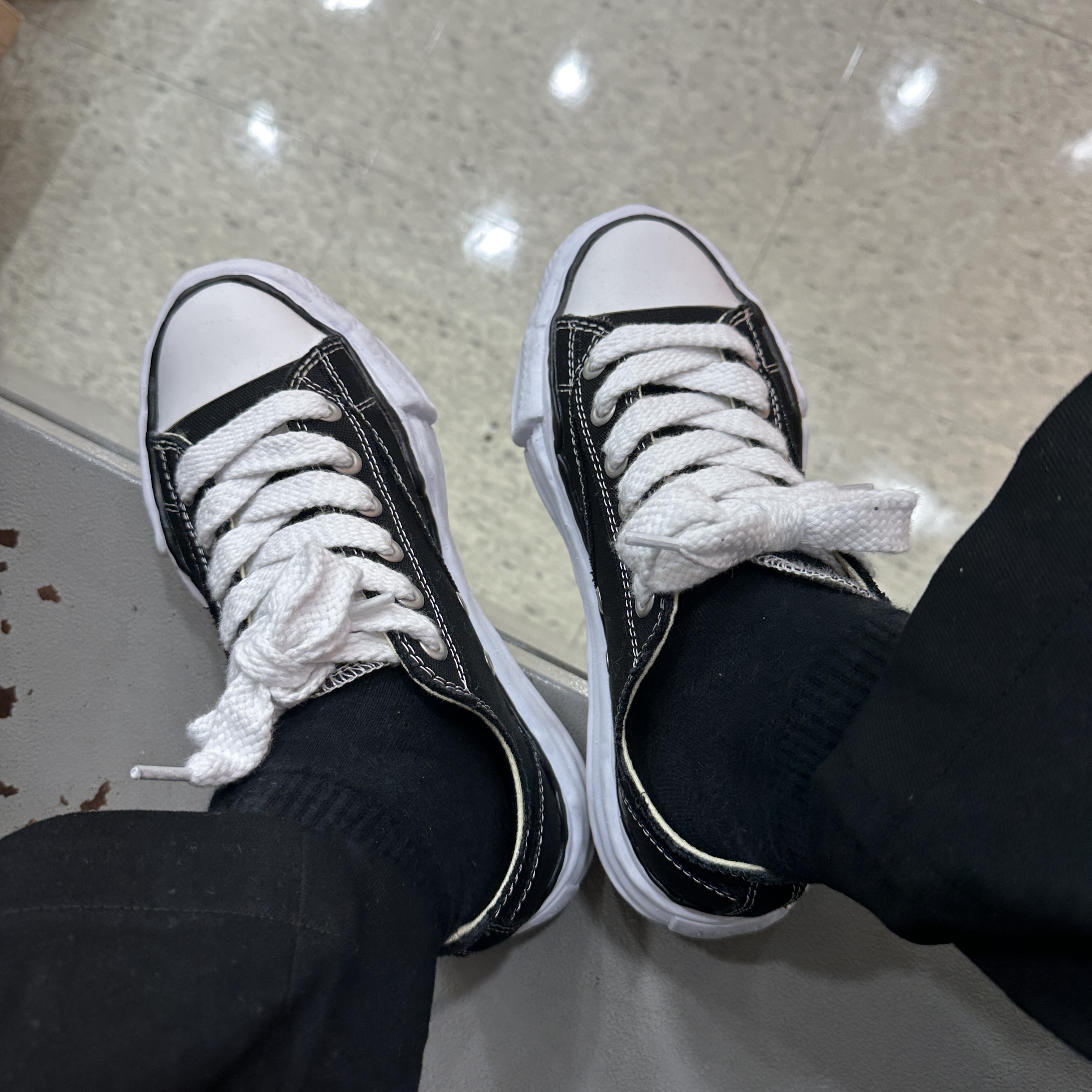 Maison Mihara Yasuhiro Peterson OG Sole Canvas Low Sneakers Black 착용 스타일