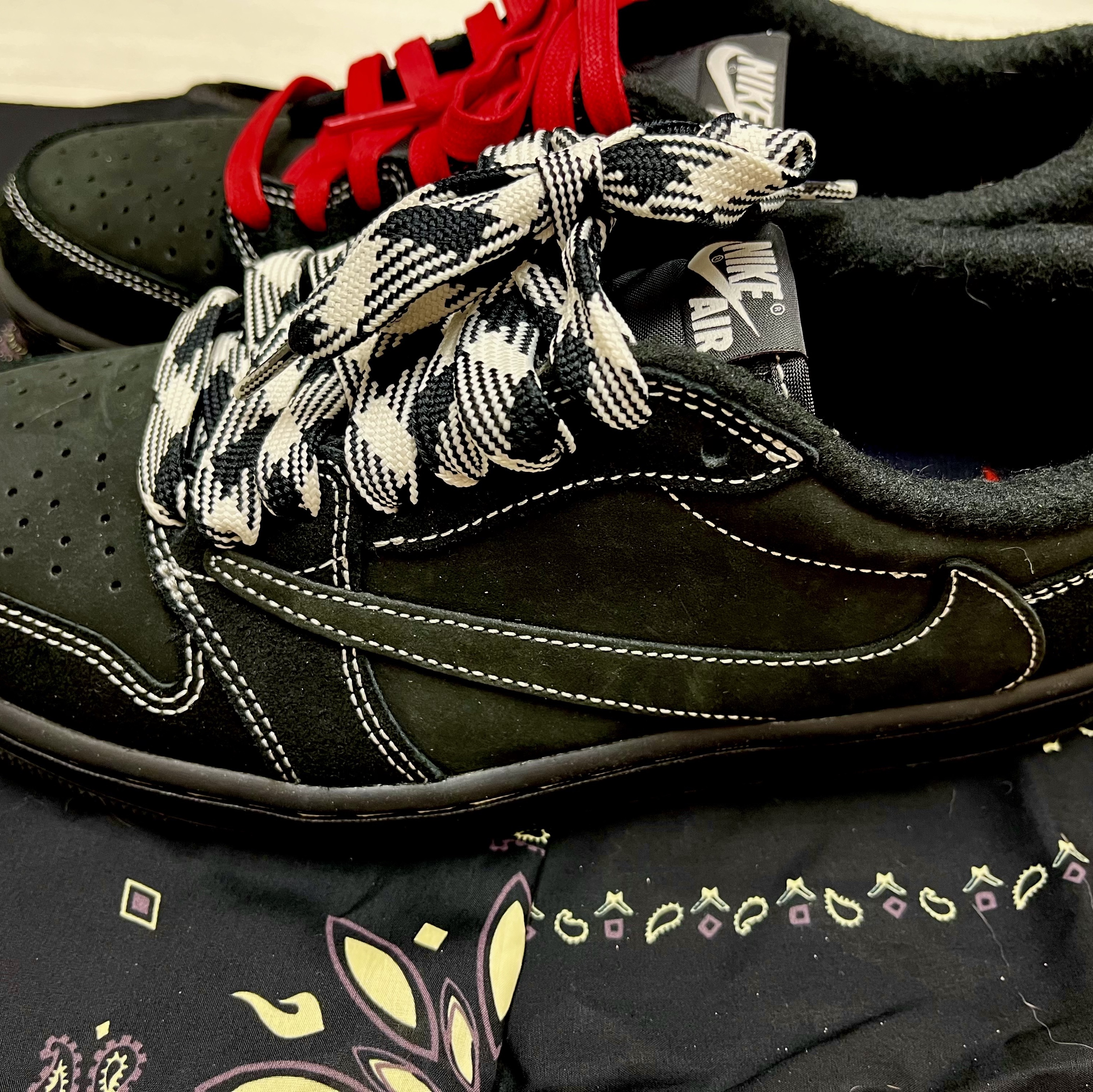 Jordan 1 x Travis Scott Retro Low OG SP Black Phantom 착용 스타일 - 1