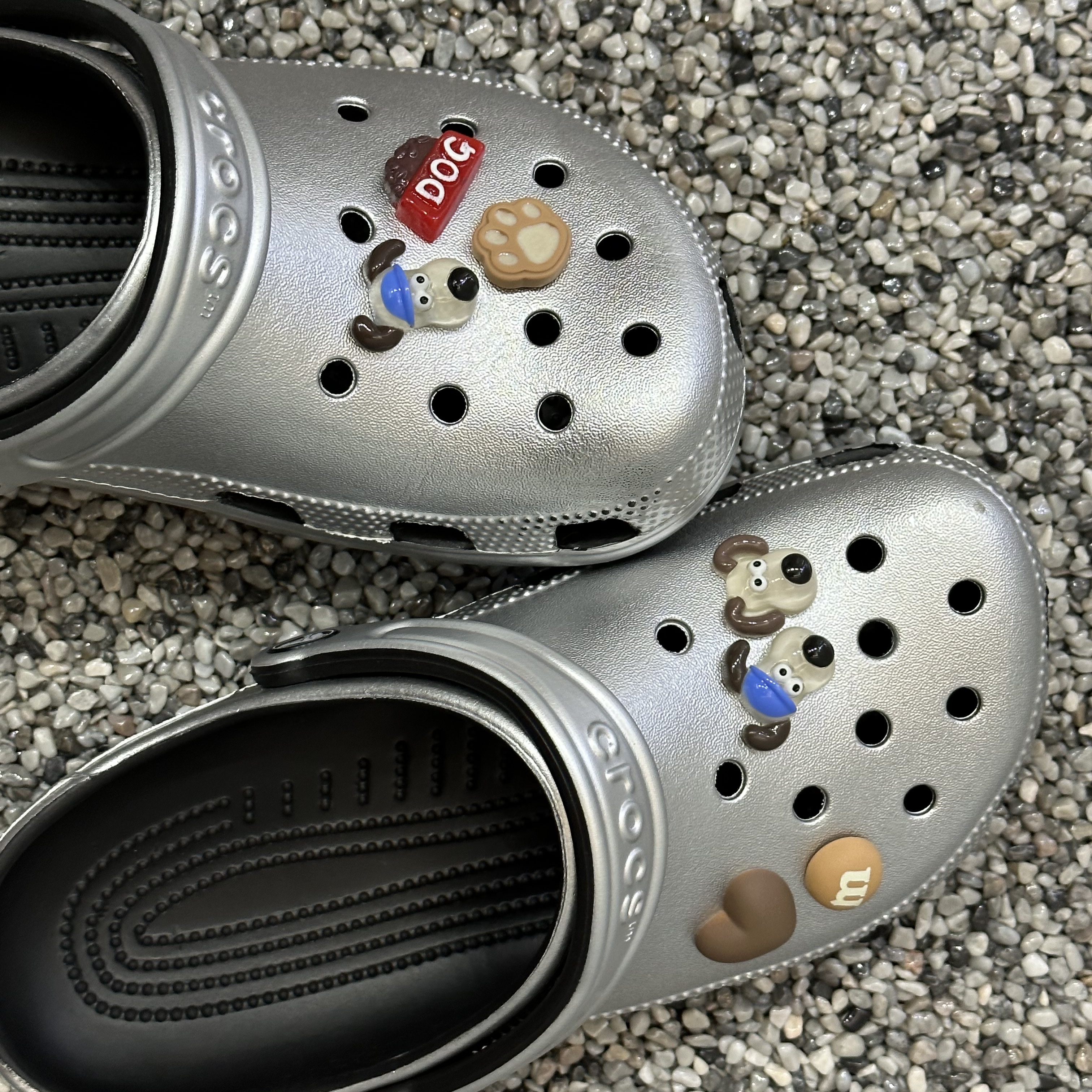 Crocs Classic Metallic Clog Silver 착용 스타일 - 1