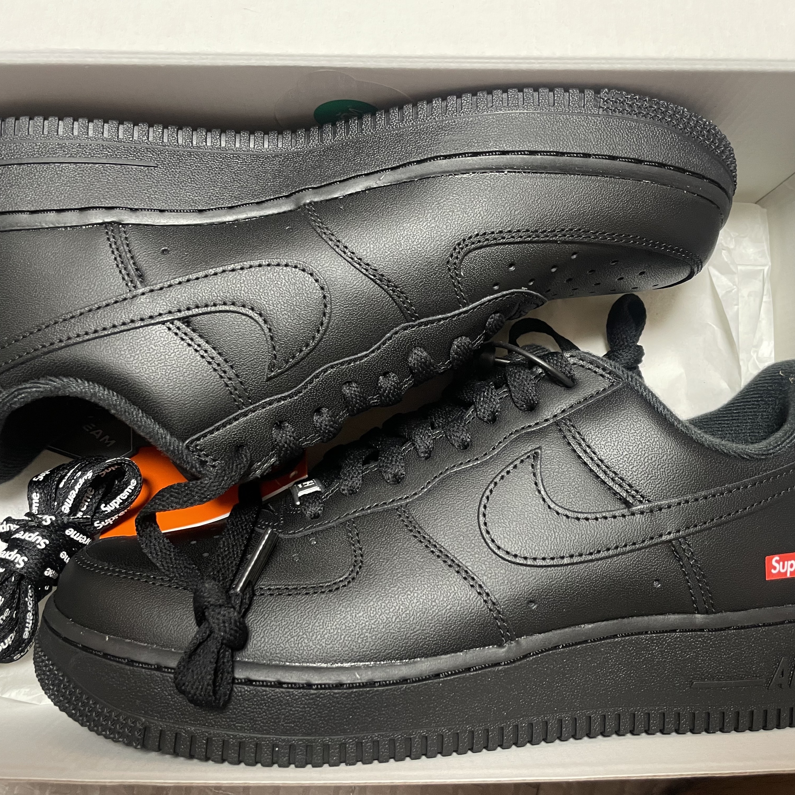Nike x Supreme Air Force 1 Low Black 착용 스타일 - 2