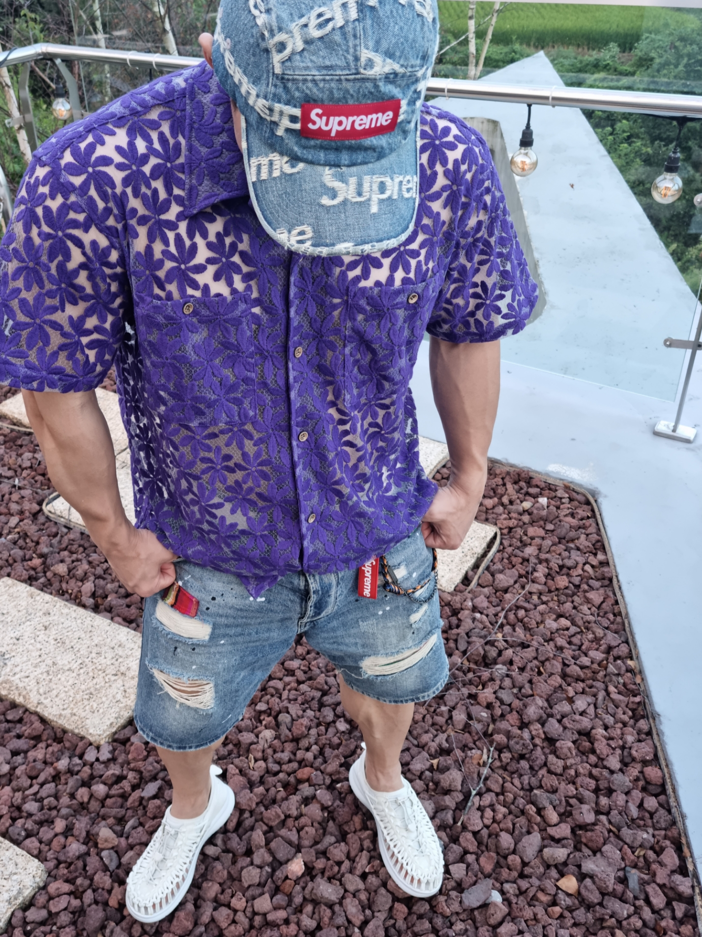 Supreme Webbing Keychain Red - 23SS, Supreme Frayed Logos Denim Camp Cap Blue - 21SS 착용 스타일 - 3