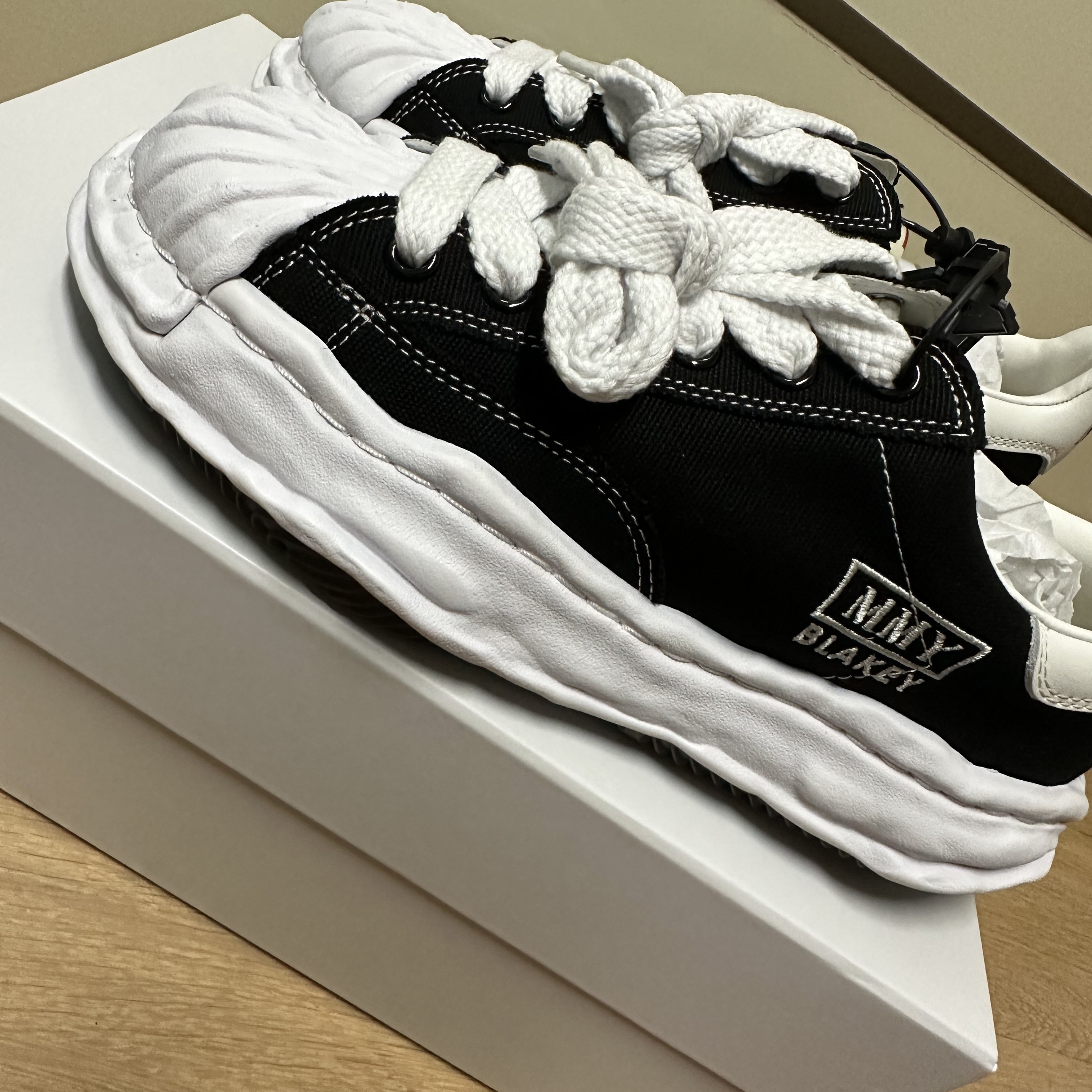 Maison Mihara Yasuhiro Blakey OG Sole Canvas Low-top Sneakers Black White 착용 스타일
