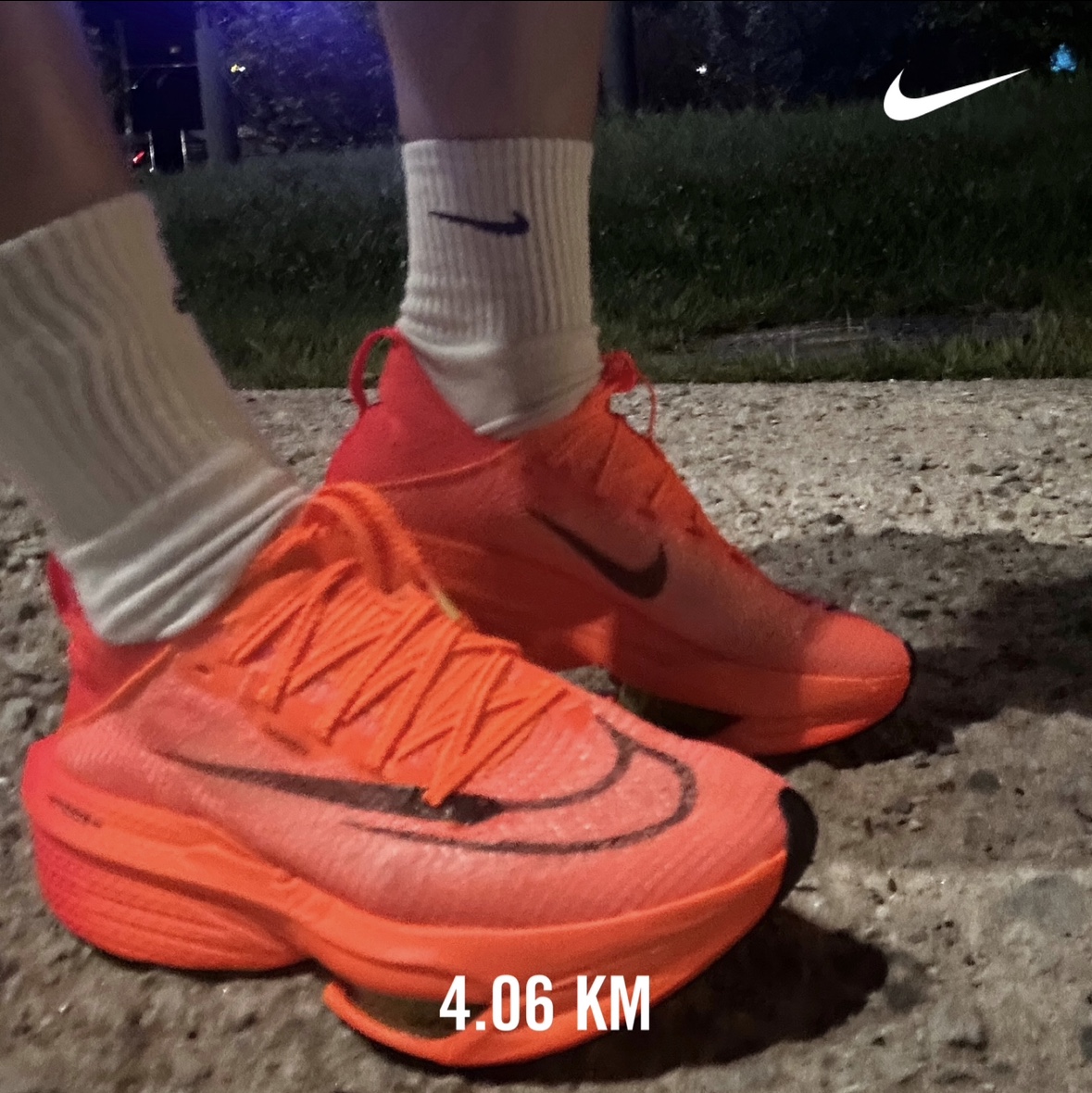 (W) Nike Air Zoom Alphafly Next% 2 Total Orange Black 착용 스타일 - 3