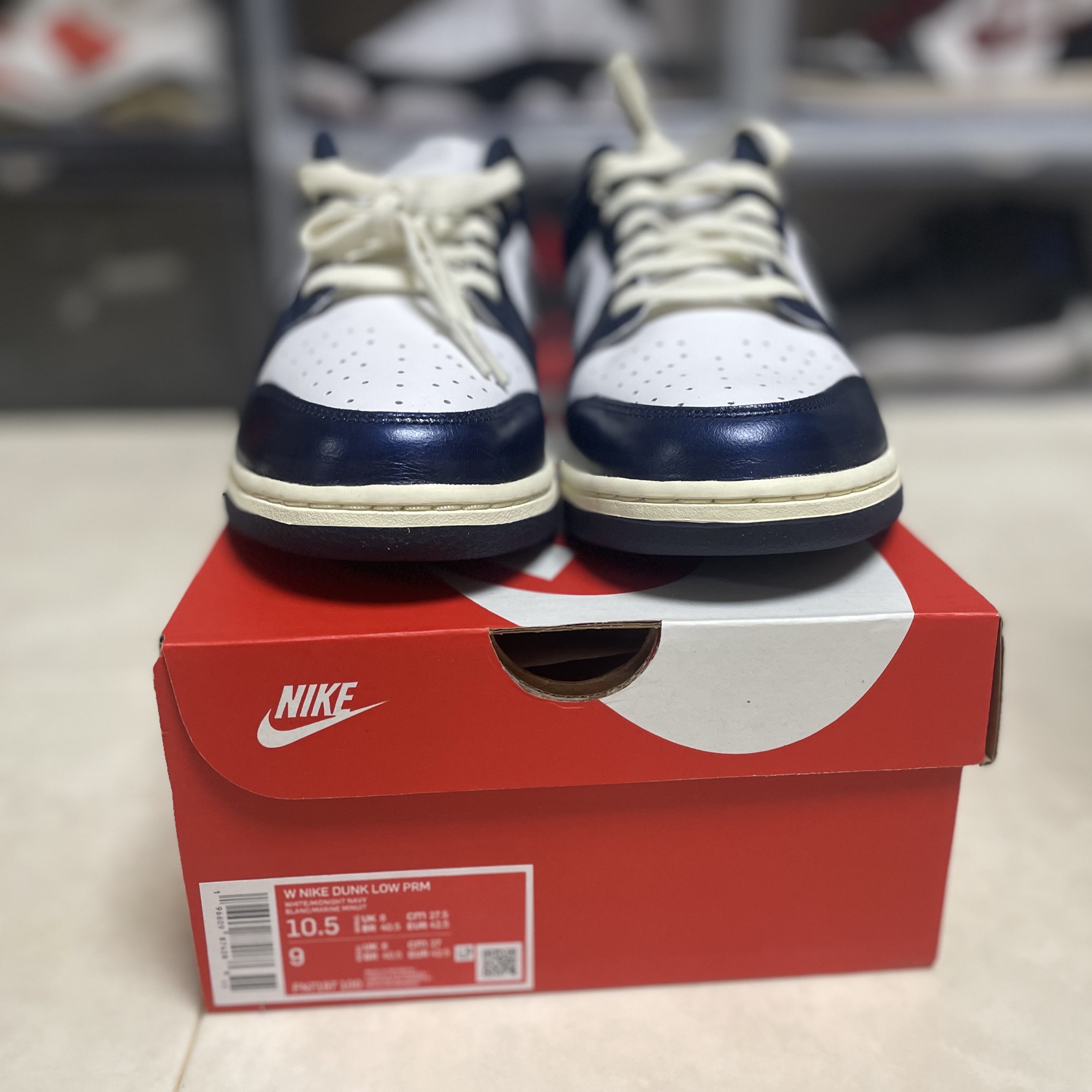 (W) Nike Dunk Low PRM Midnight Navy and White 착용 스타일 - 2