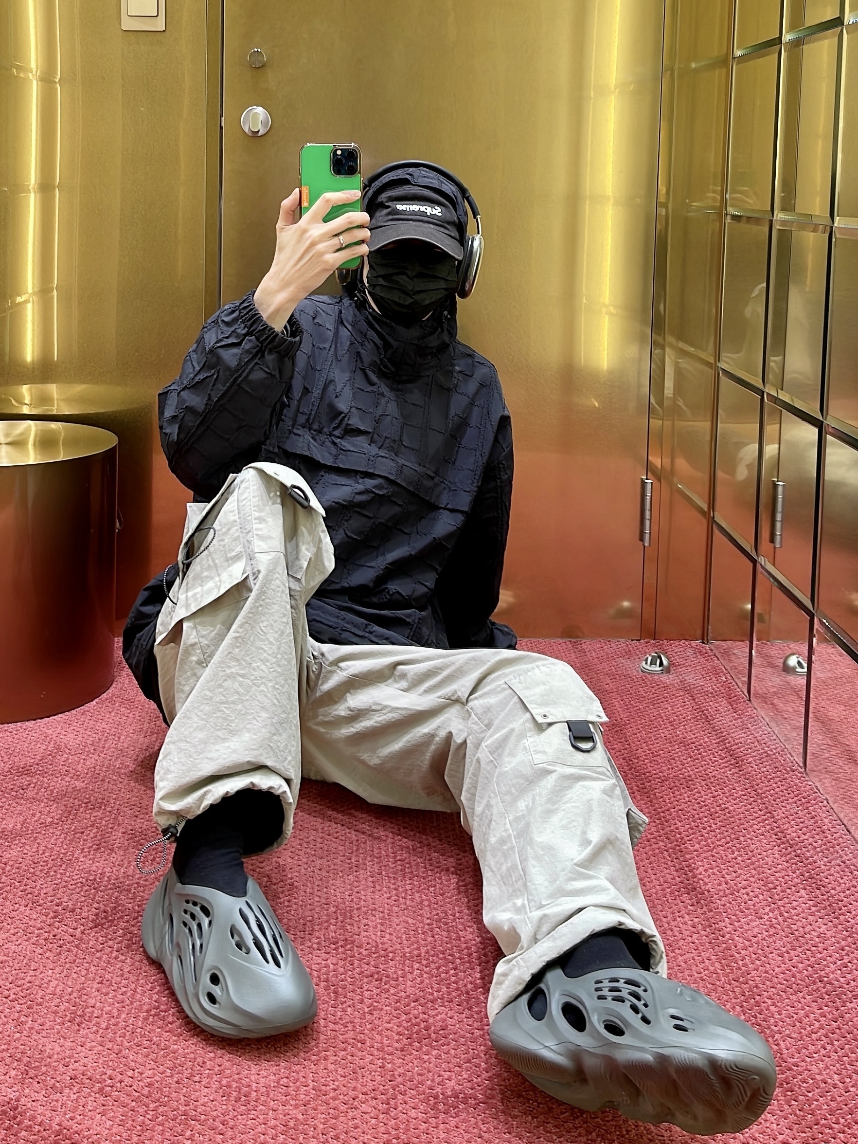 Adidas Yeezy Foam RNNR Carbon, Supreme Repeat Stitch Anorak Black - 23SS 착용 스타일 - 1