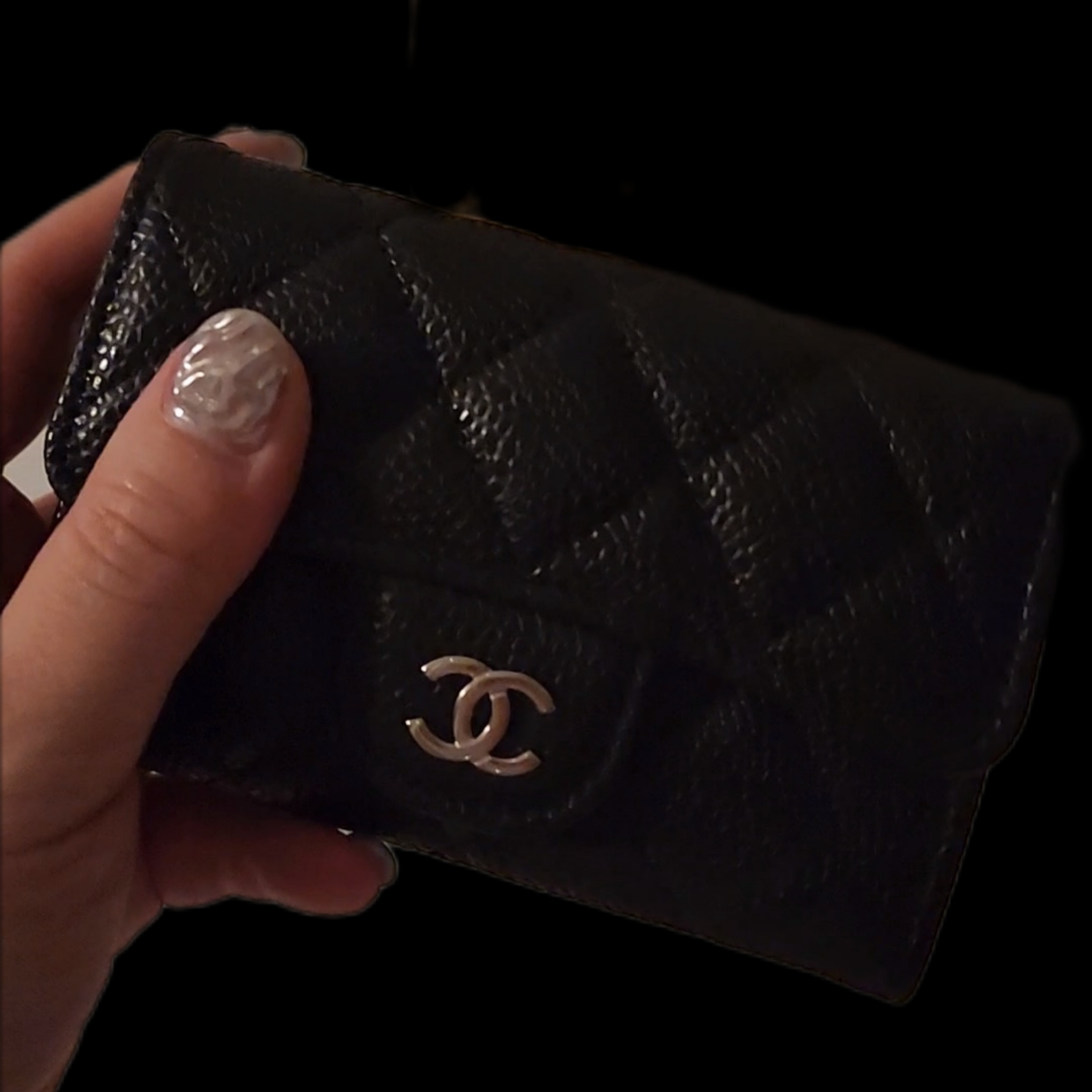 Chanel Classic Card Holder Grained Calfskin & Silver Black 착용 스타일