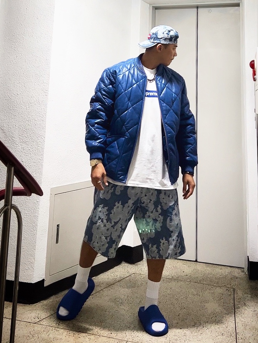 Supreme Flames Jacquard Denim Camp Cap Washed Indigo - 23SS, Supreme Flames Jacquard Baggy Denim Shorts Washed Indigo - 23SS 착용 스타일 - 3