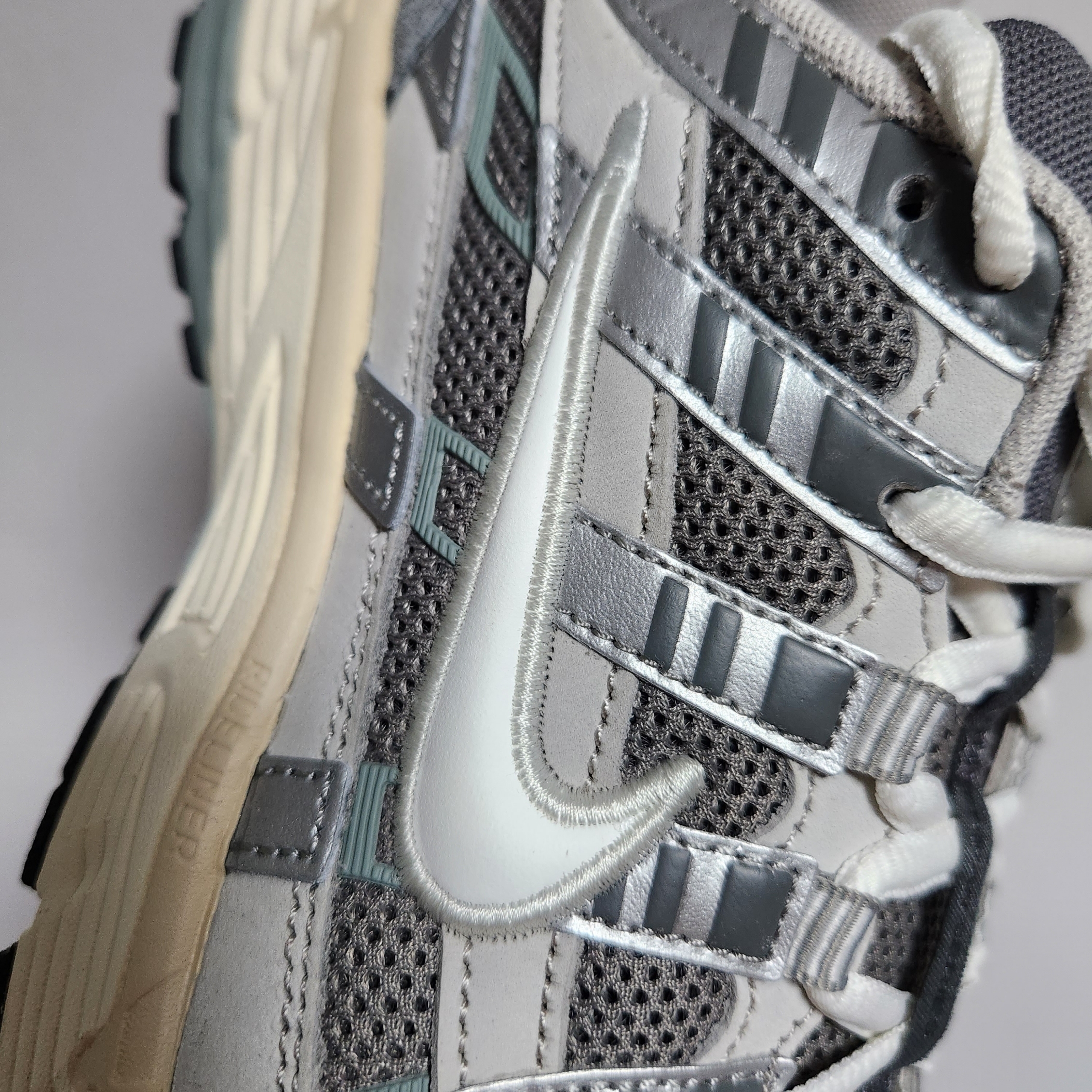 Nike P-6000 Flat Pewter Light Iron Ore 착용 스타일 - 3