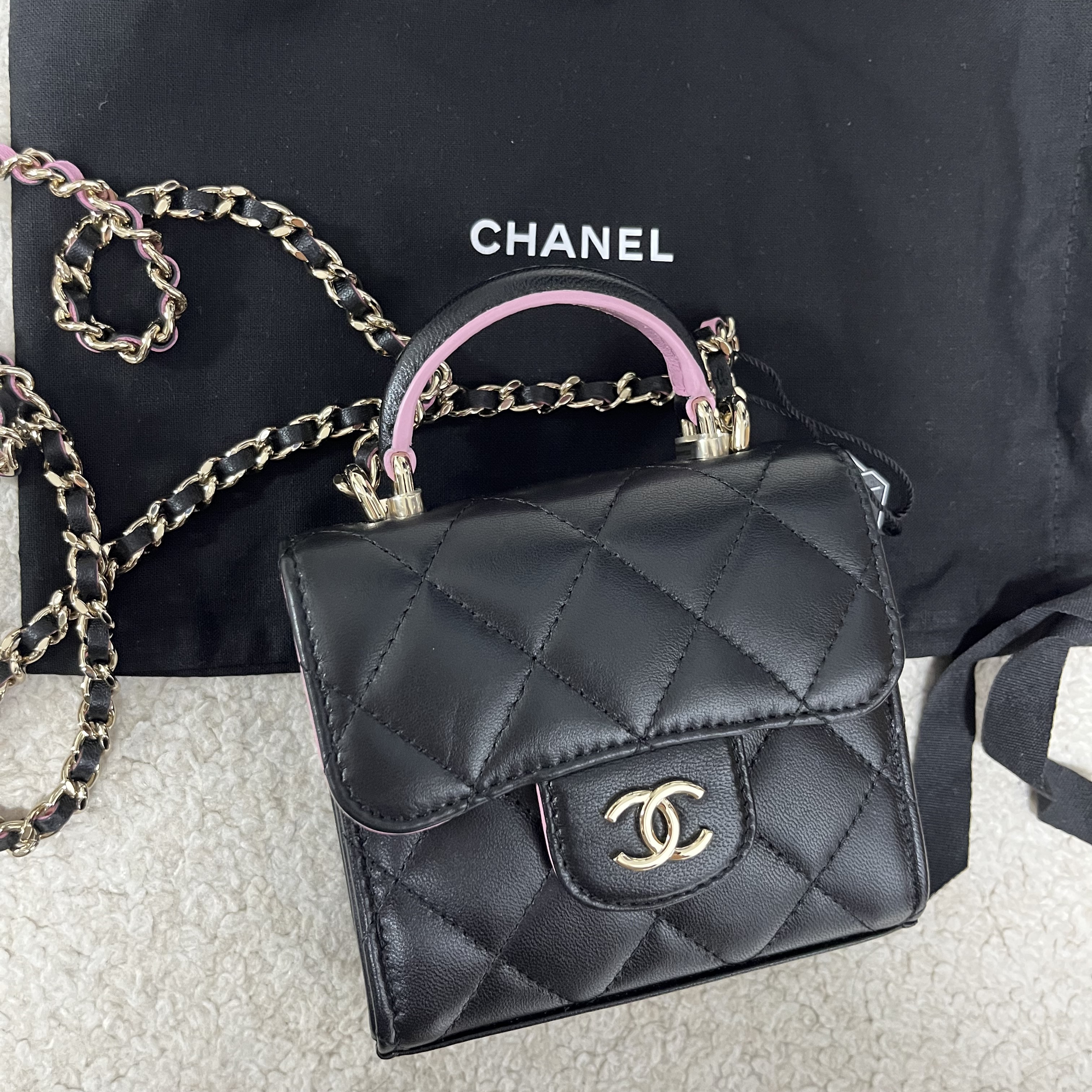 Chanel Clutch with Chain Lambskin & Gold Black Lilac 착용 스타일