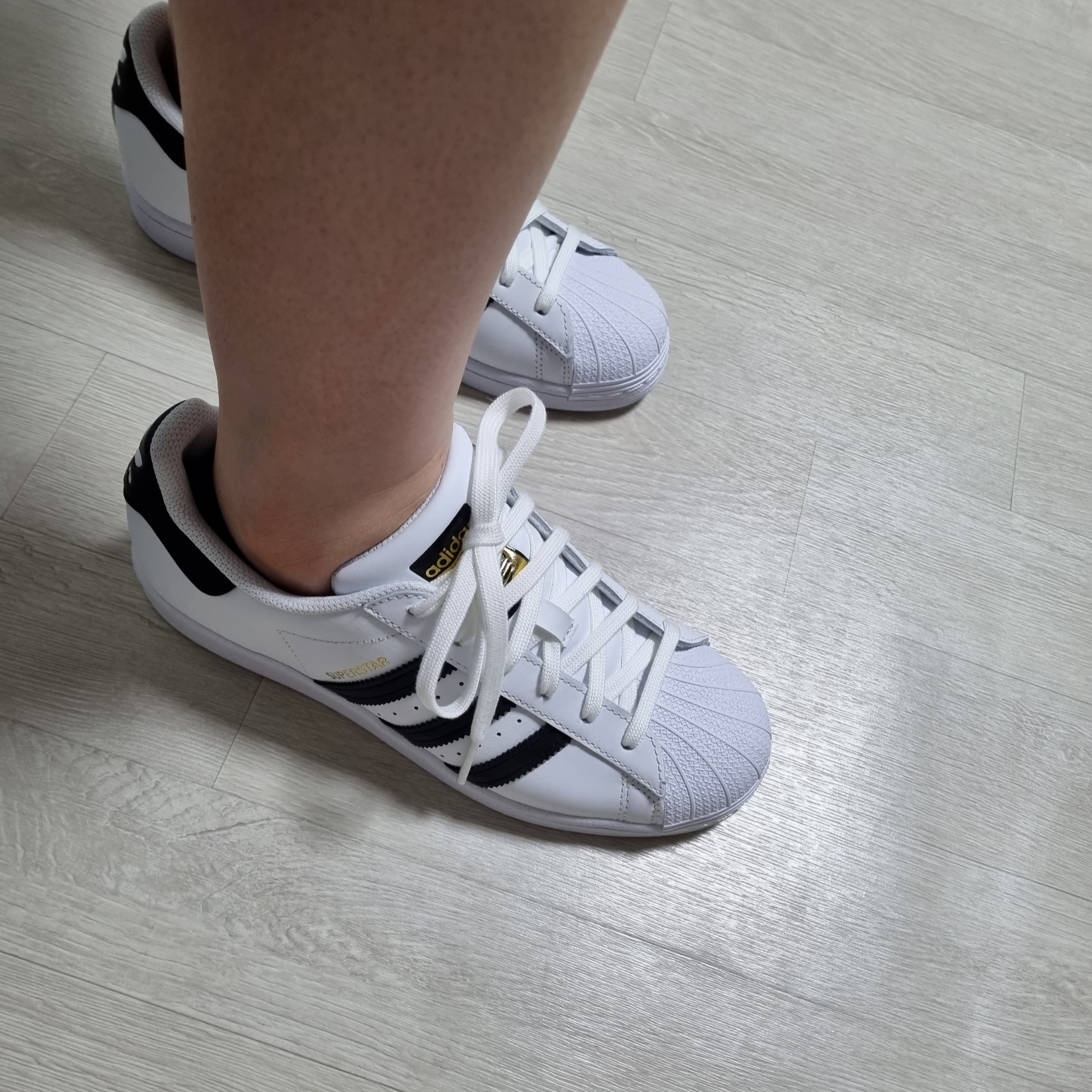 Adidas Superstar White Black 착용 스타일 - 2