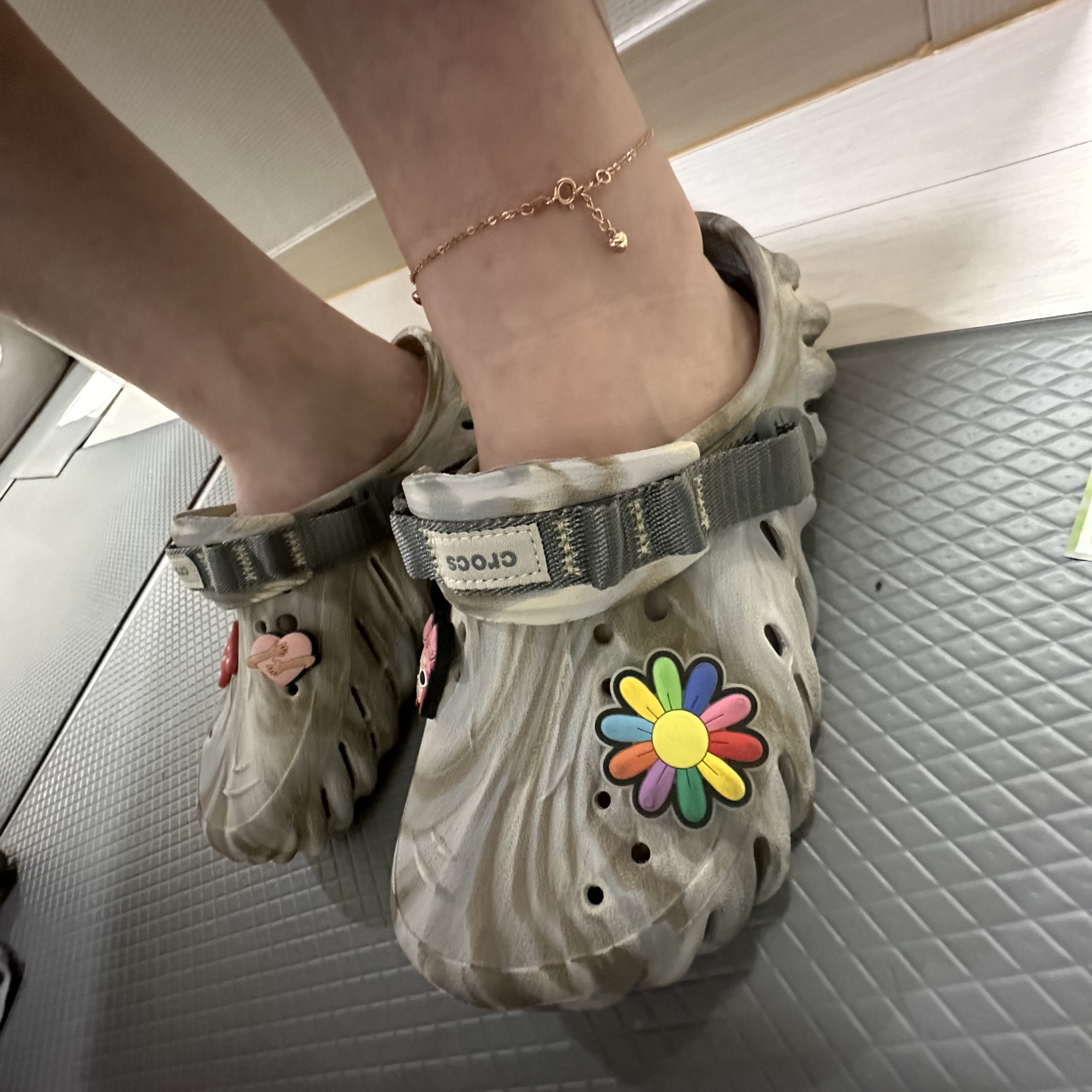 Crocs Echo Marbled Clog Bone Multi 착용 스타일 - 1