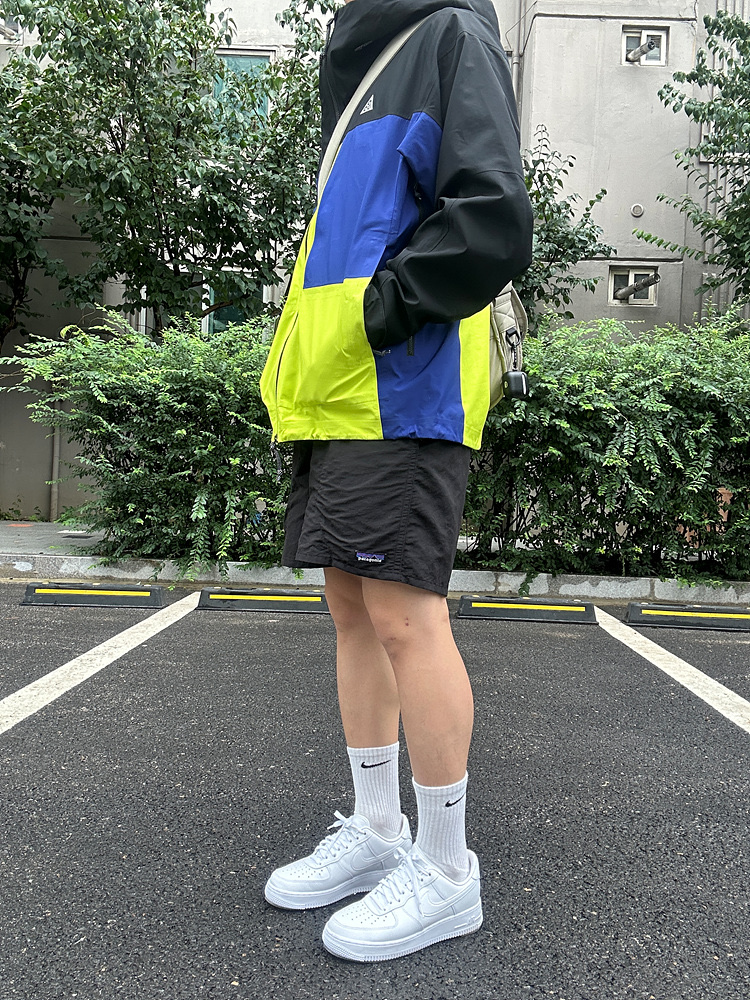 Nike ACG Gore-Tex Misery Ridge Jacket Black Deep Royal Blue Cyber - Asia, Nike Air Force 1 '07 Fresh White 착용 스타일 - 2