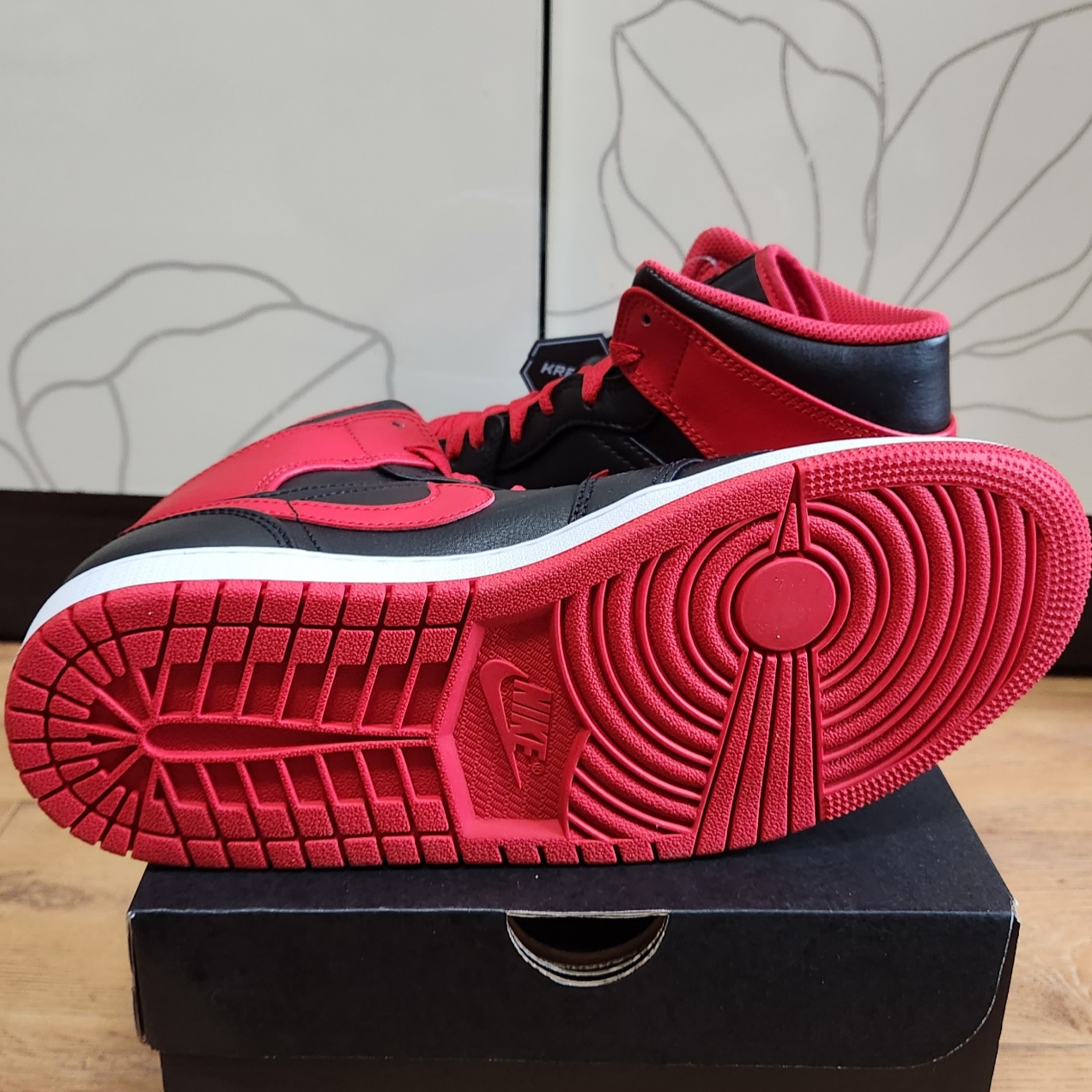 Jordan 1 Mid Black Fire Red 착용 스타일 - 3