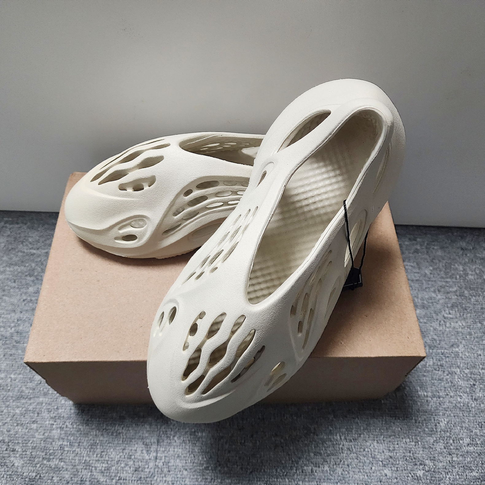 Adidas Yeezy Foam RNNR Sand 착용 스타일 - 3