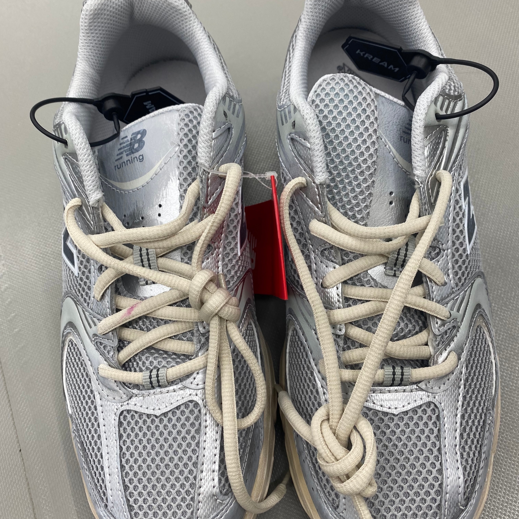 New Balance 530 Vintage Metallic Silver 착용 스타일 - 1