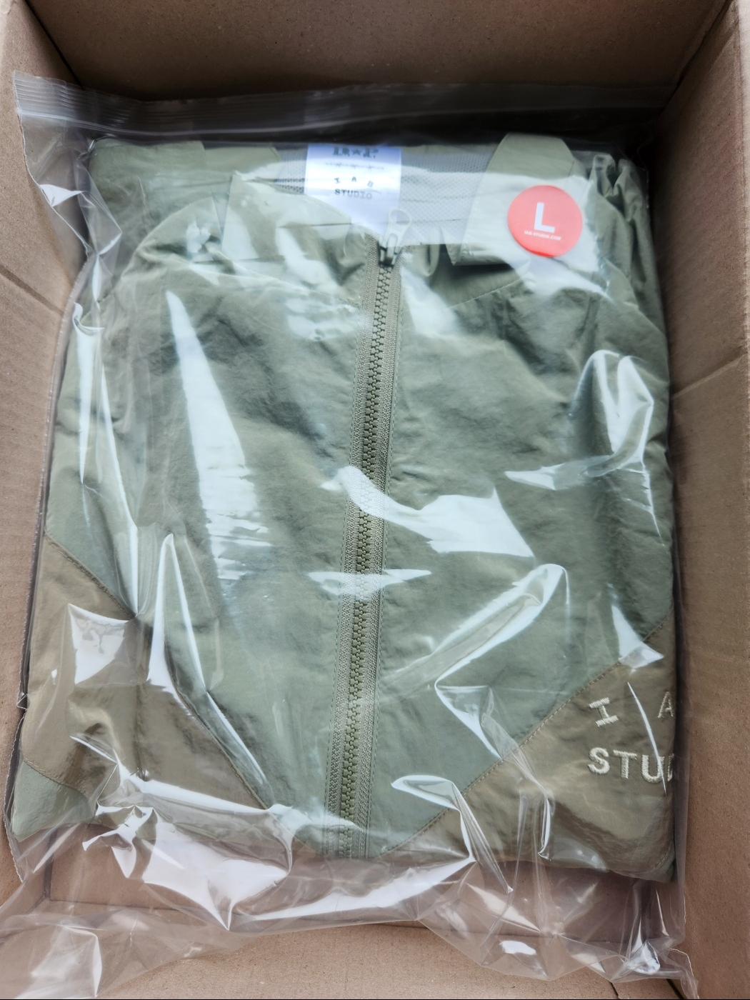 IAB Studio x D.P. Track Top Tea Green Mud 착용 스타일