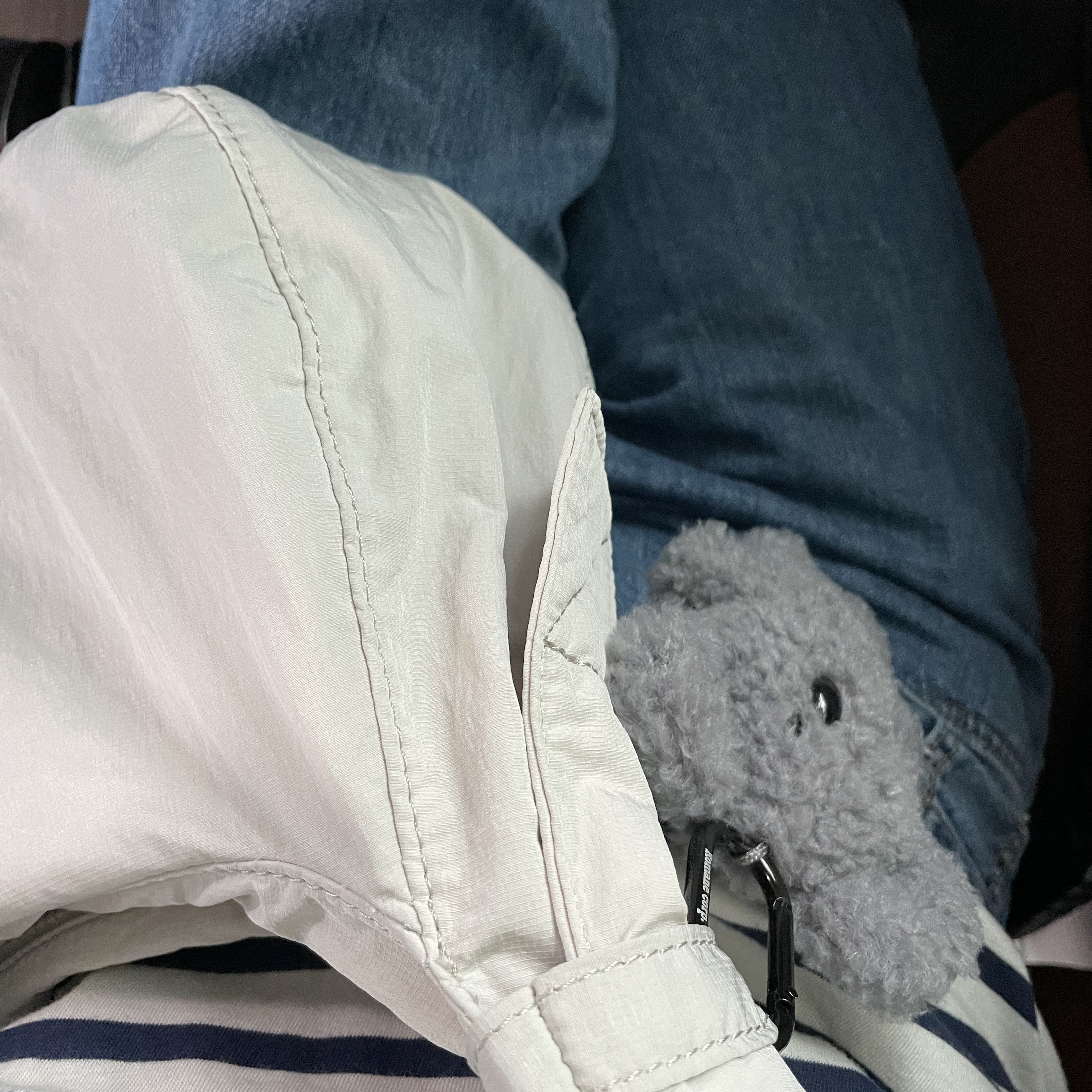 COS Nylon Crossbody Saddle Bag Light Grey Stone 착용 스타일 - 2