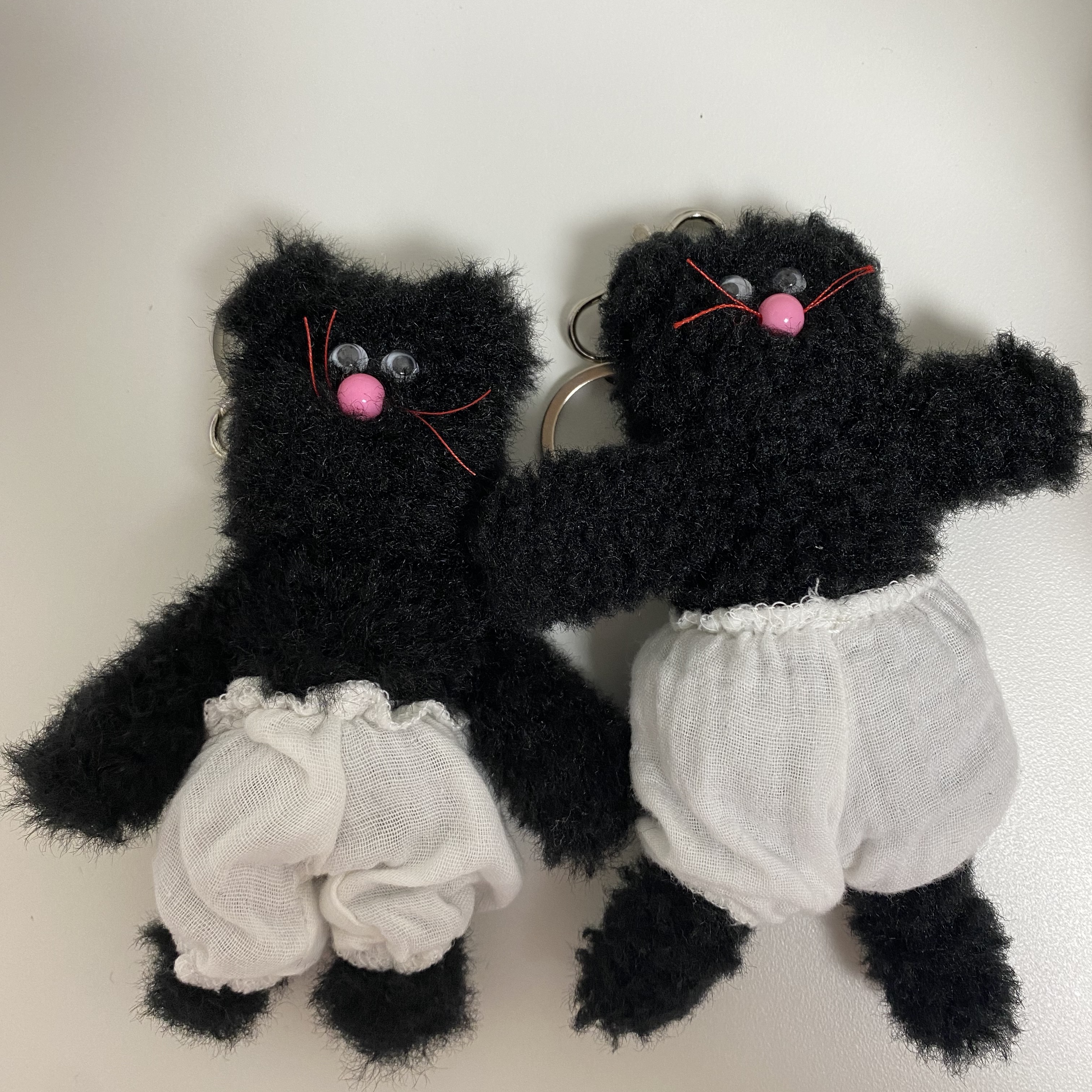 Monamhee Beulpingi Keyring with White Pants Black 착용 스타일
