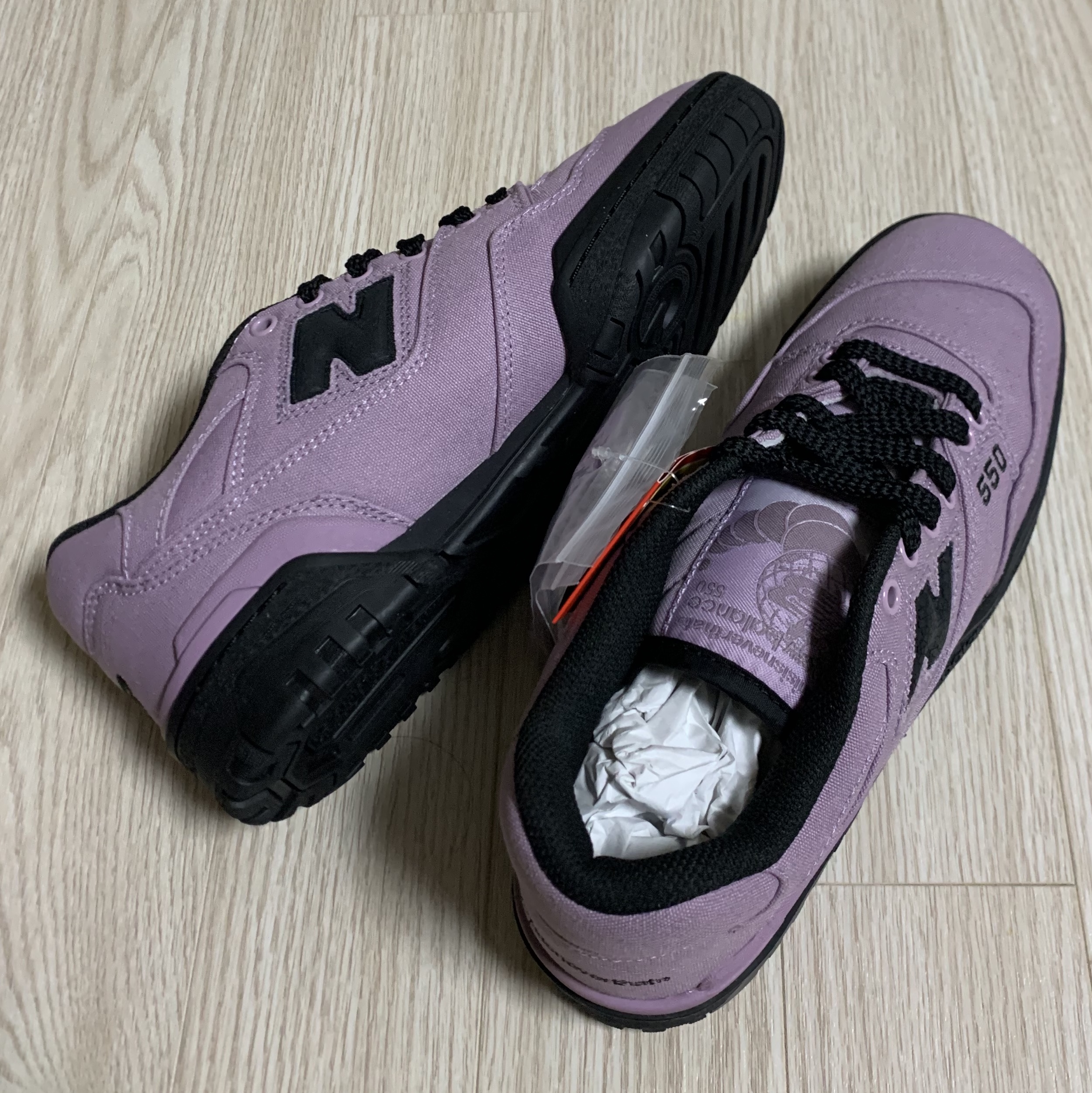 New Balance x Thisisneverthat 550 Lavender Black 착용 스타일