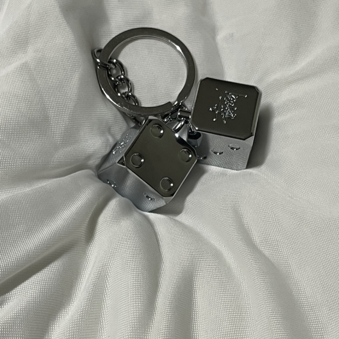 Stussy Metal Dice Keychain Silver 착용 스타일