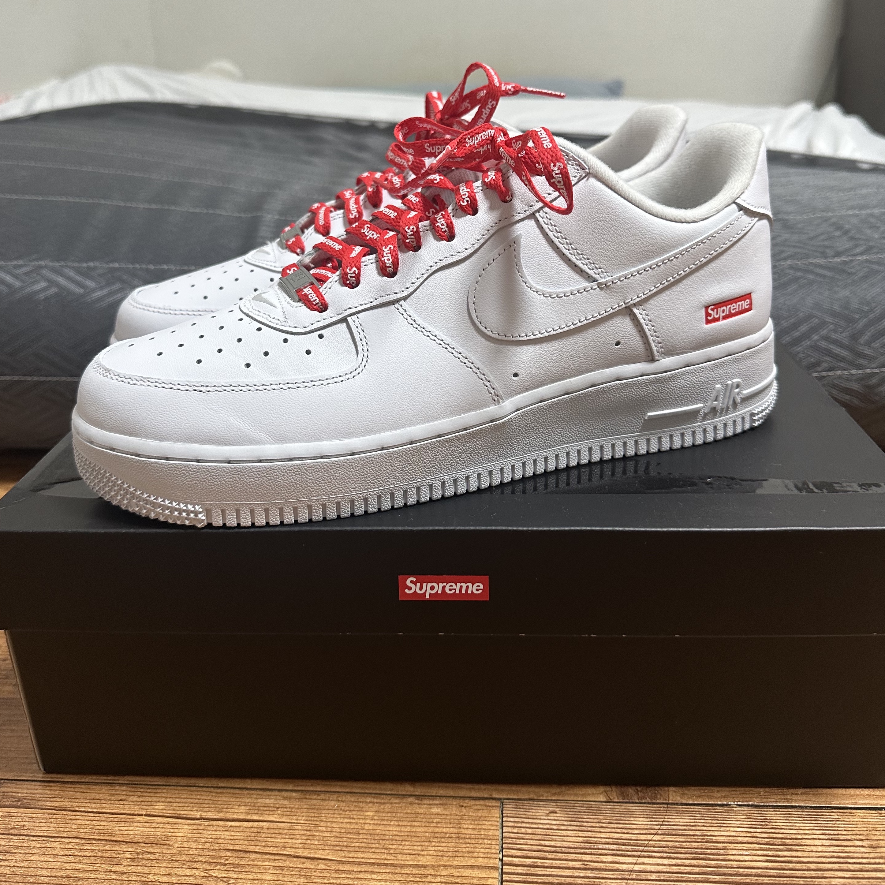 Nike x Supreme Air Force 1 Low White 착용 스타일 - 1