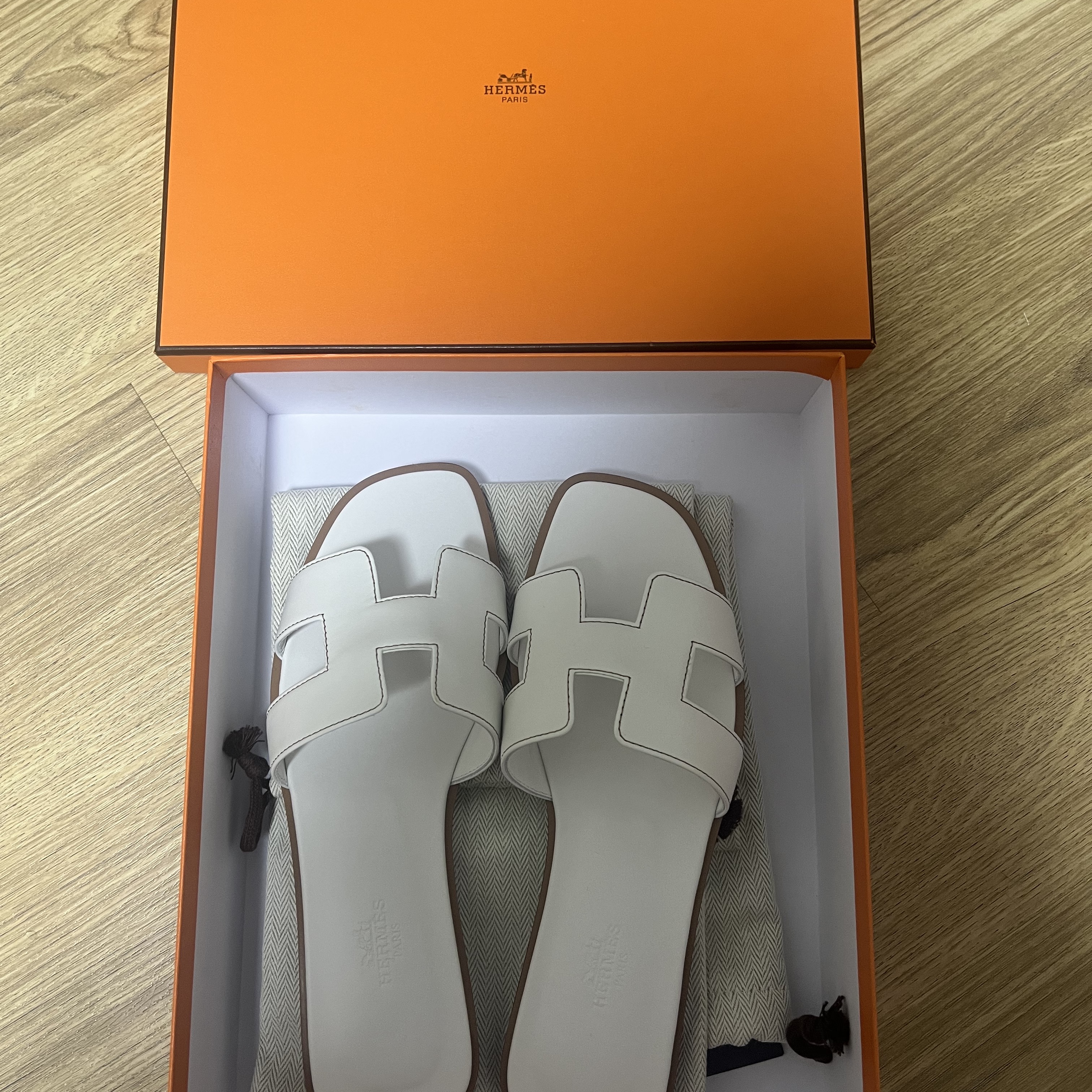 (W) Hermes Oran Sandal Calfskin & Blanc Piqures Havane 착용 스타일 - 1