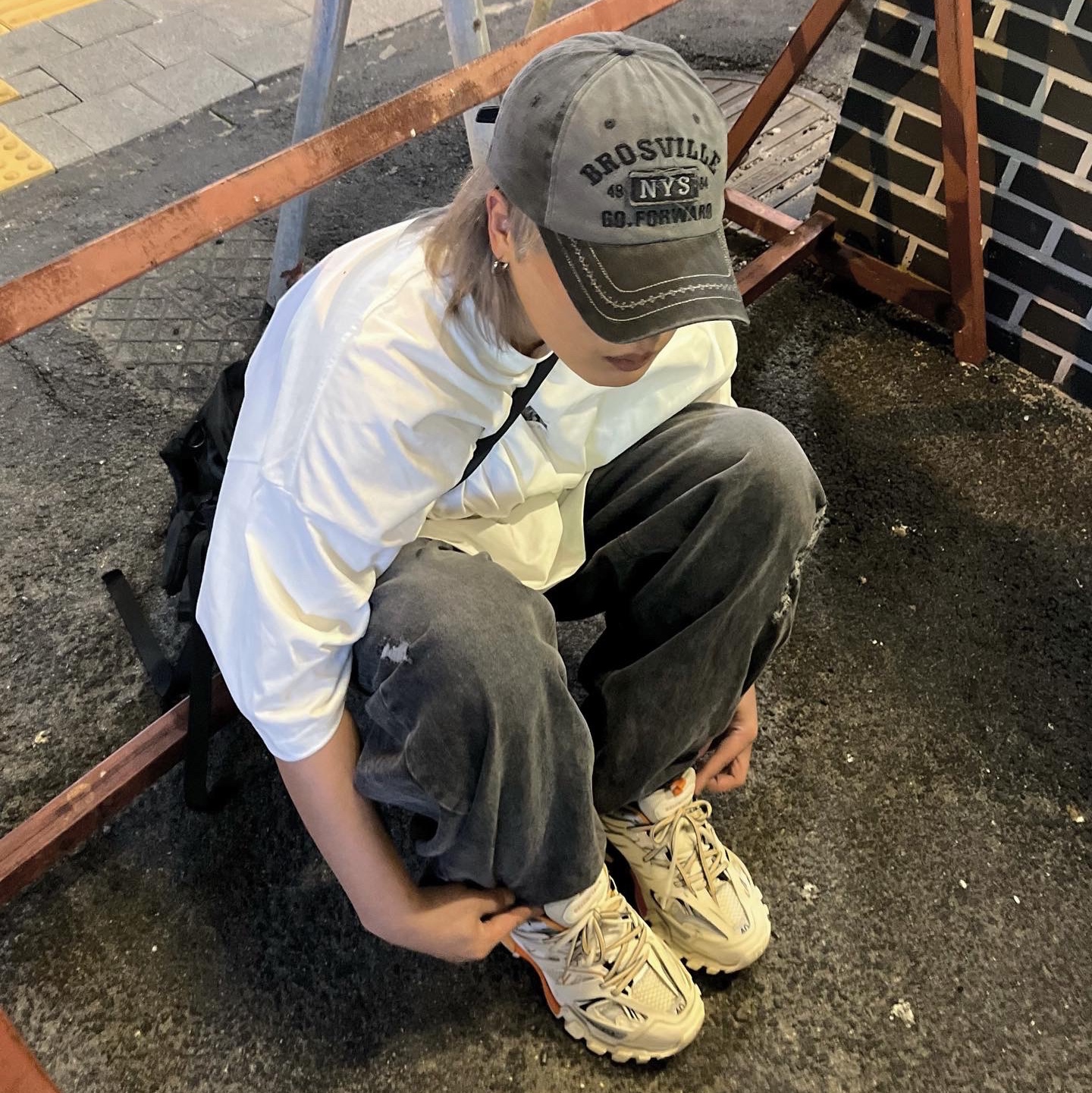 Balenciaga Track Sneakers White Orange 2019 착용 스타일 - 1