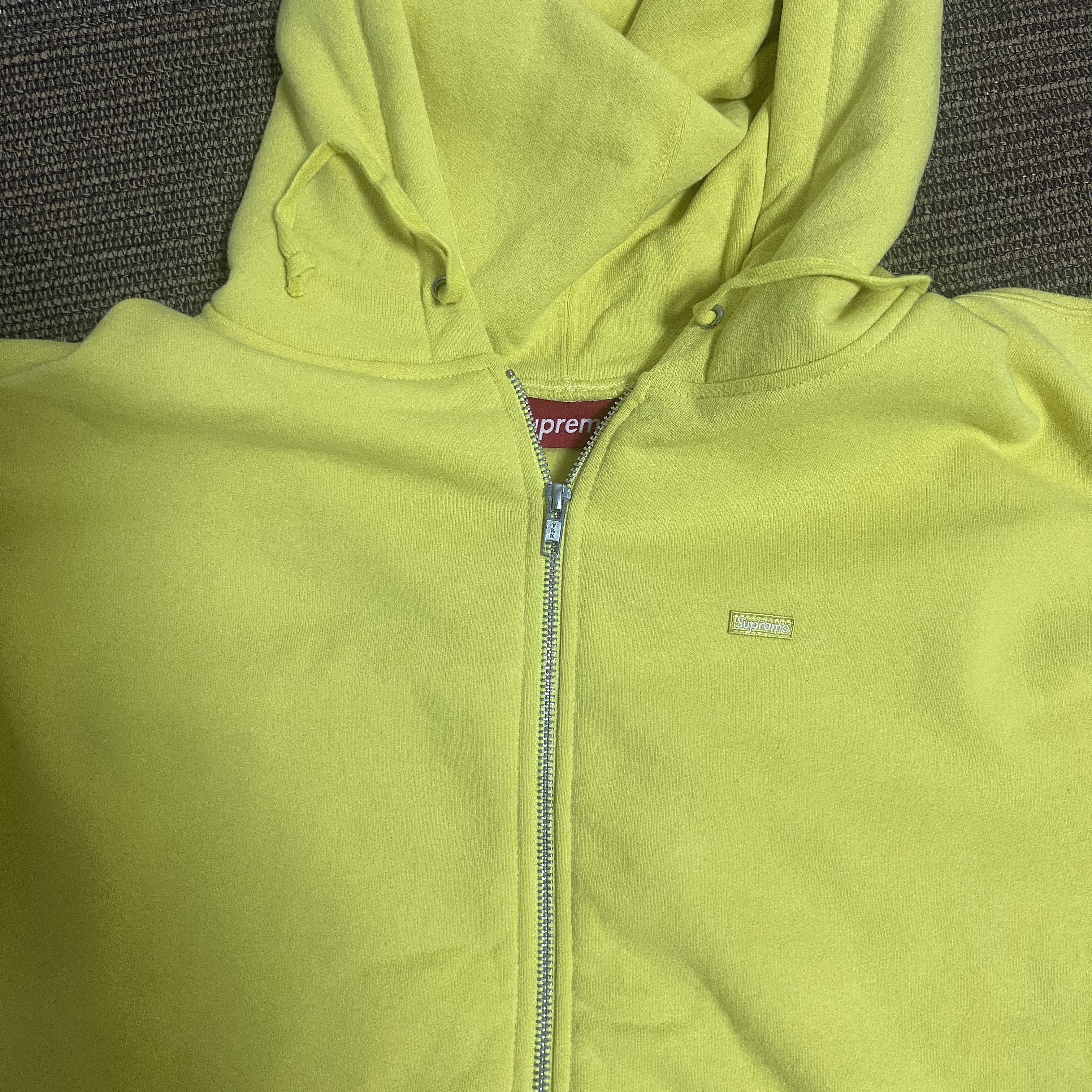 Supreme Small Box Zip Up Hooded Sweatshirt Acid Yellow - 23FW, Supreme x Tiffany & Co. Heart Tag Stud Earrings Silver - 21FW 착용 스타일 - 2