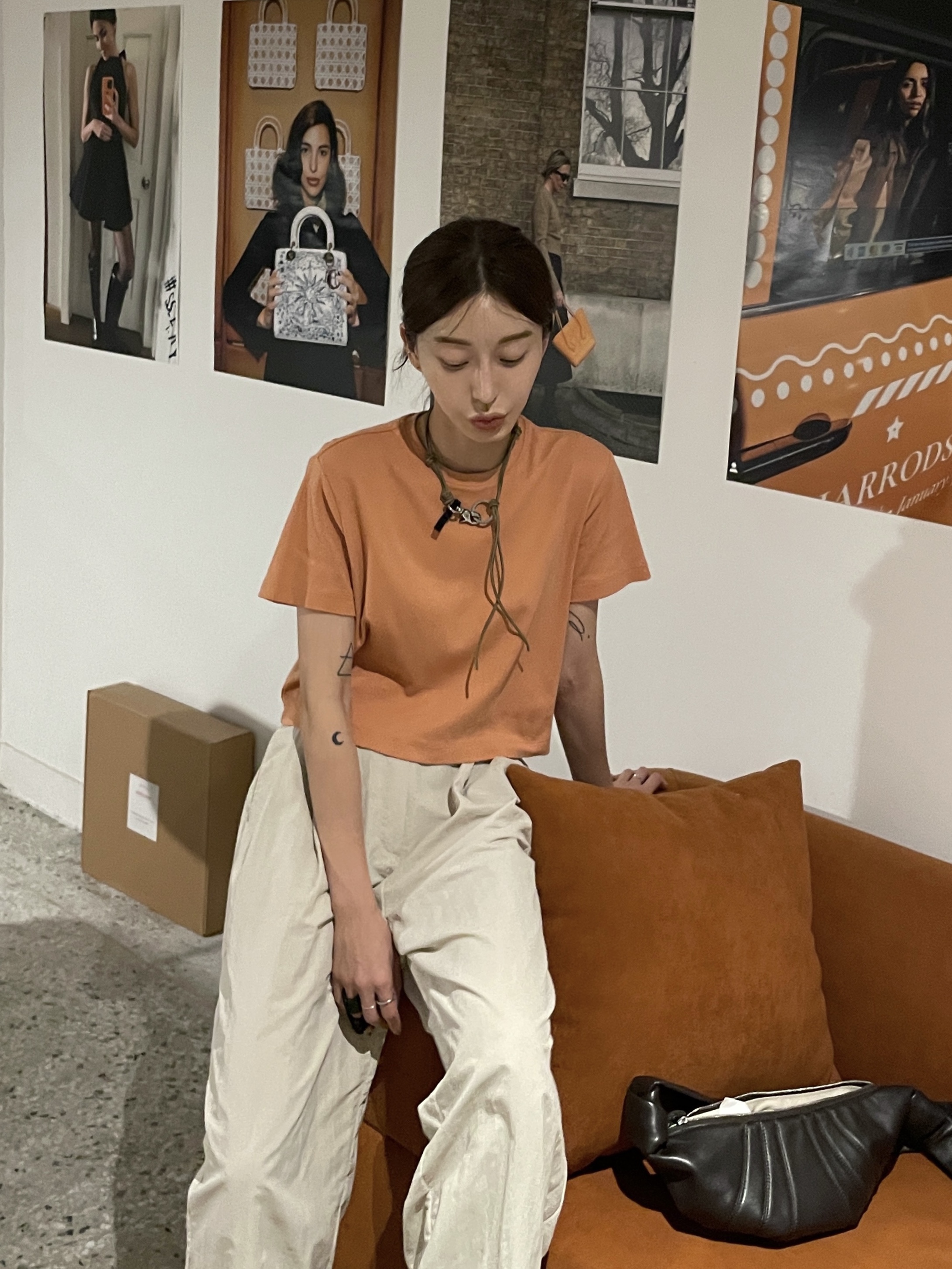 Jacquemus Le Bob Artichaut Bucket Hat Black, (W) Bottega Veneta Puddle Ankle Boots Fondant 착용 스타일 - 3
