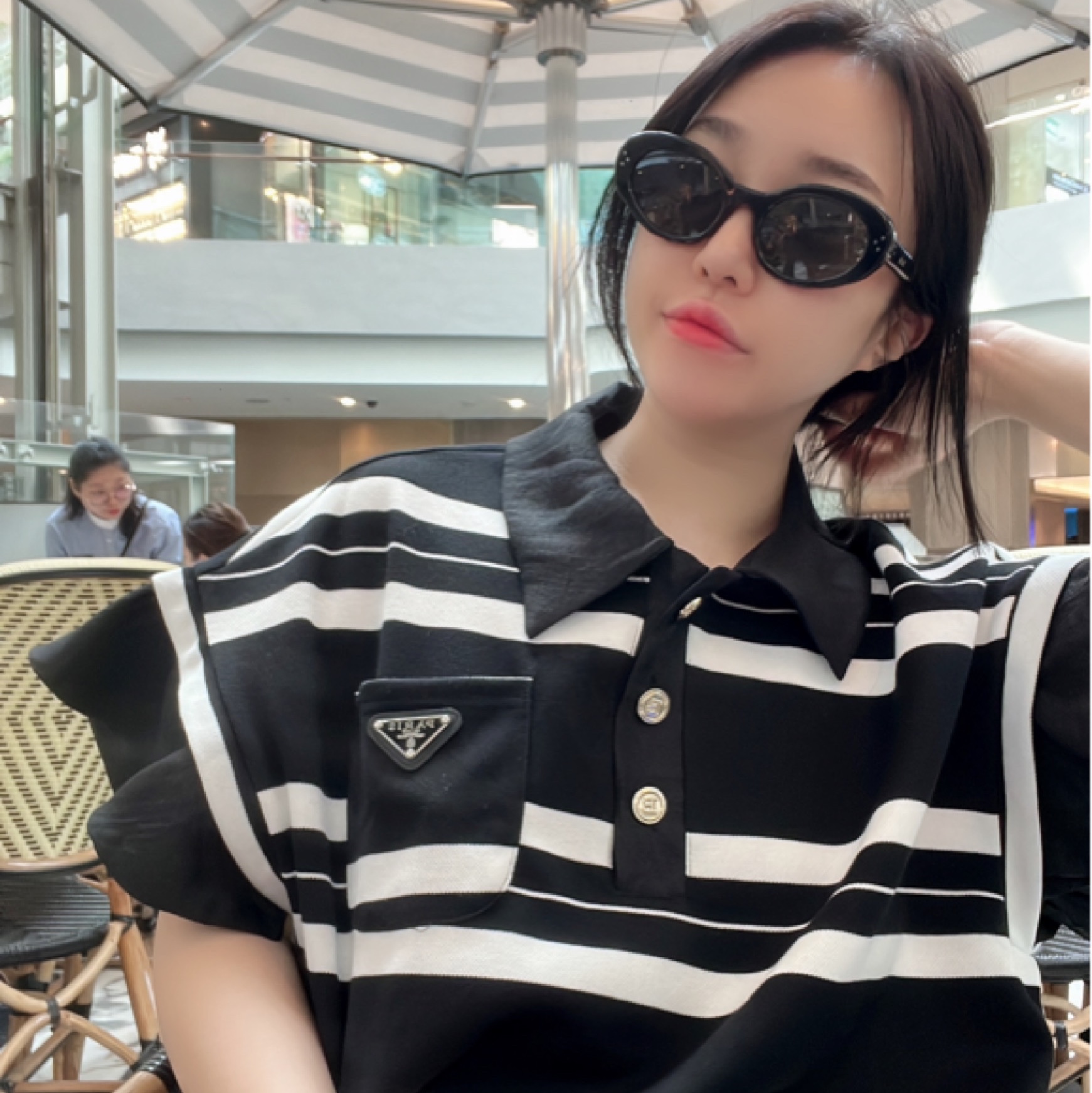 (W) Celine Cat Eye S193 Sunglasses in Acetate Black 착용 스타일 - 2
