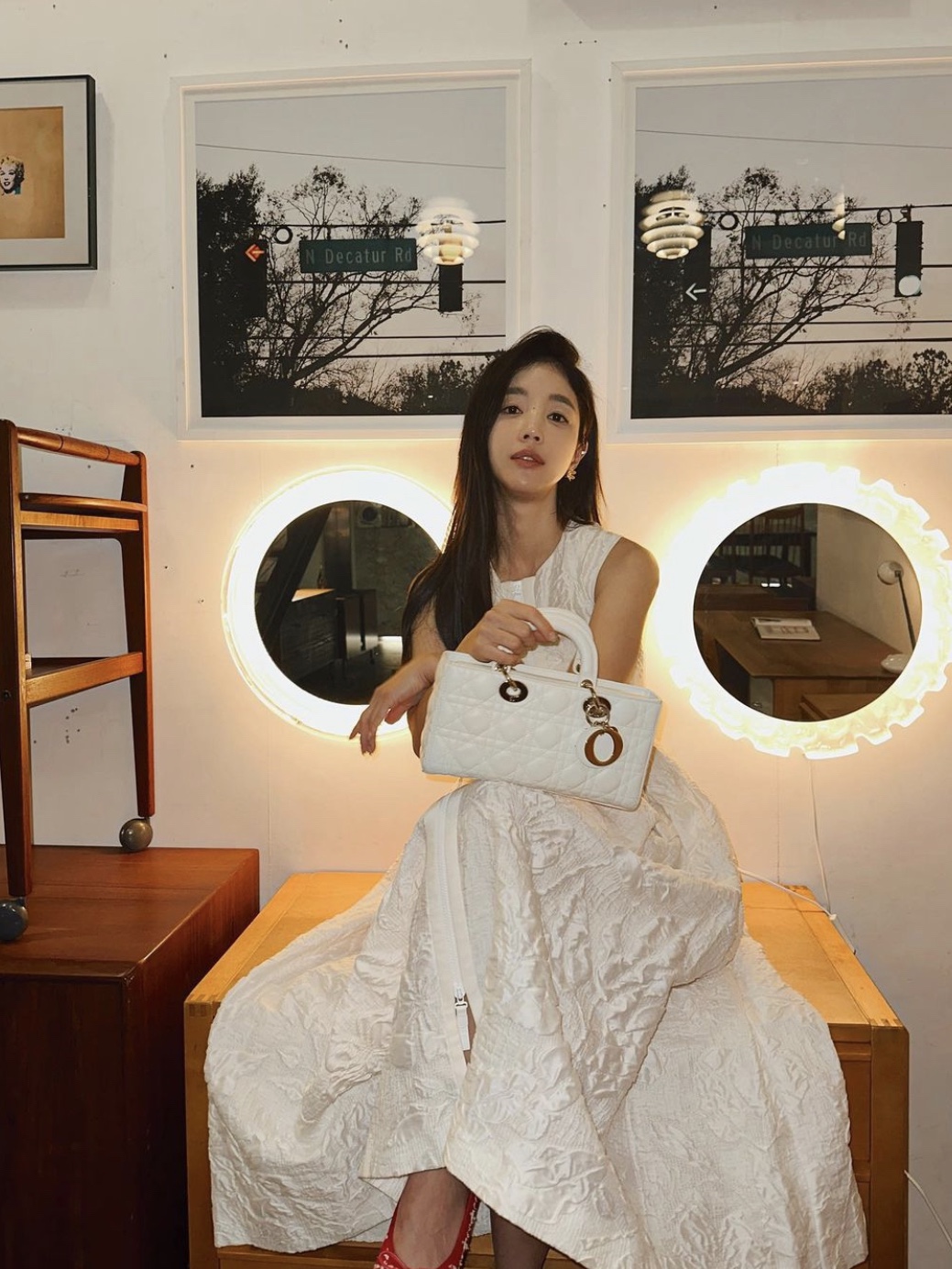 Dior Medium Lady D Joy Bag Cannage Lambskin Latte 착용 스타일