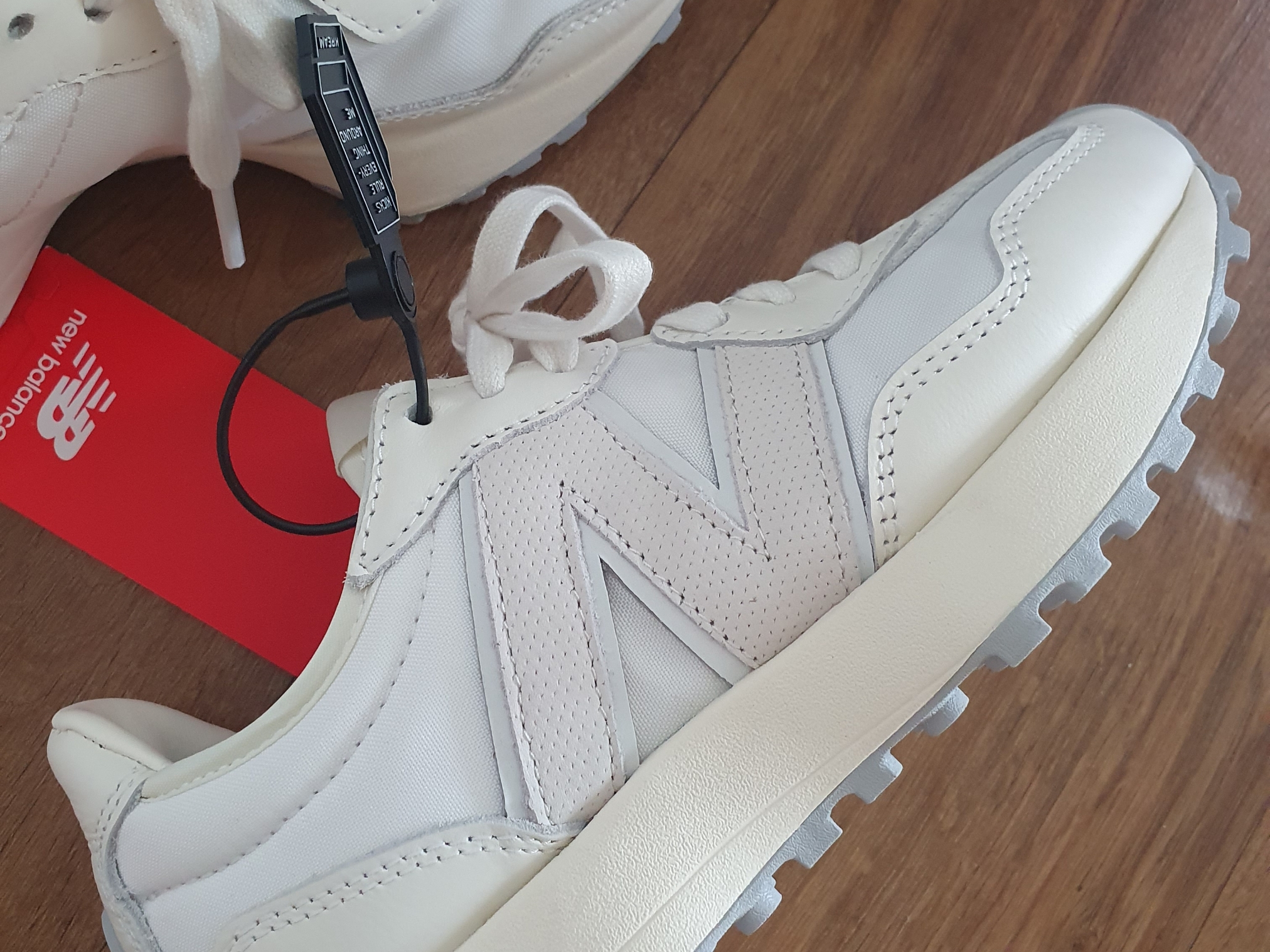 New Balance 327 Shifted White Pack 착용 스타일